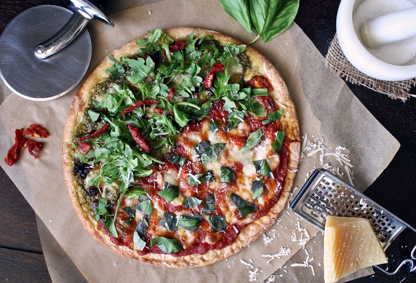 Canon EOS 1000D (EOS Digital Rebel XS / EOS Kiss F) sample photo. Pizza, garlic, cutting board photography