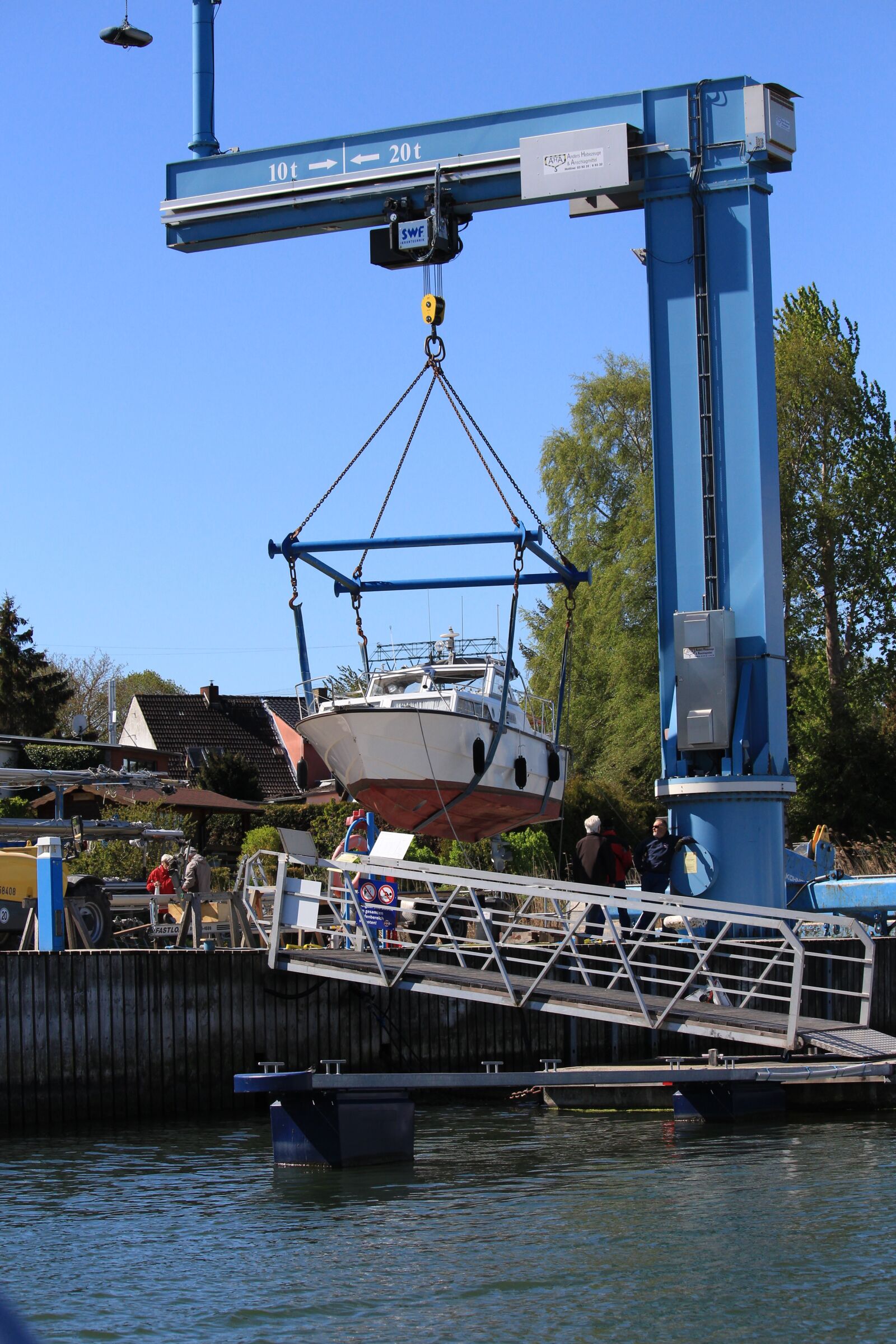 Canon EOS 700D (EOS Rebel T5i / EOS Kiss X7i) sample photo. Boat crane, cranes, port photography