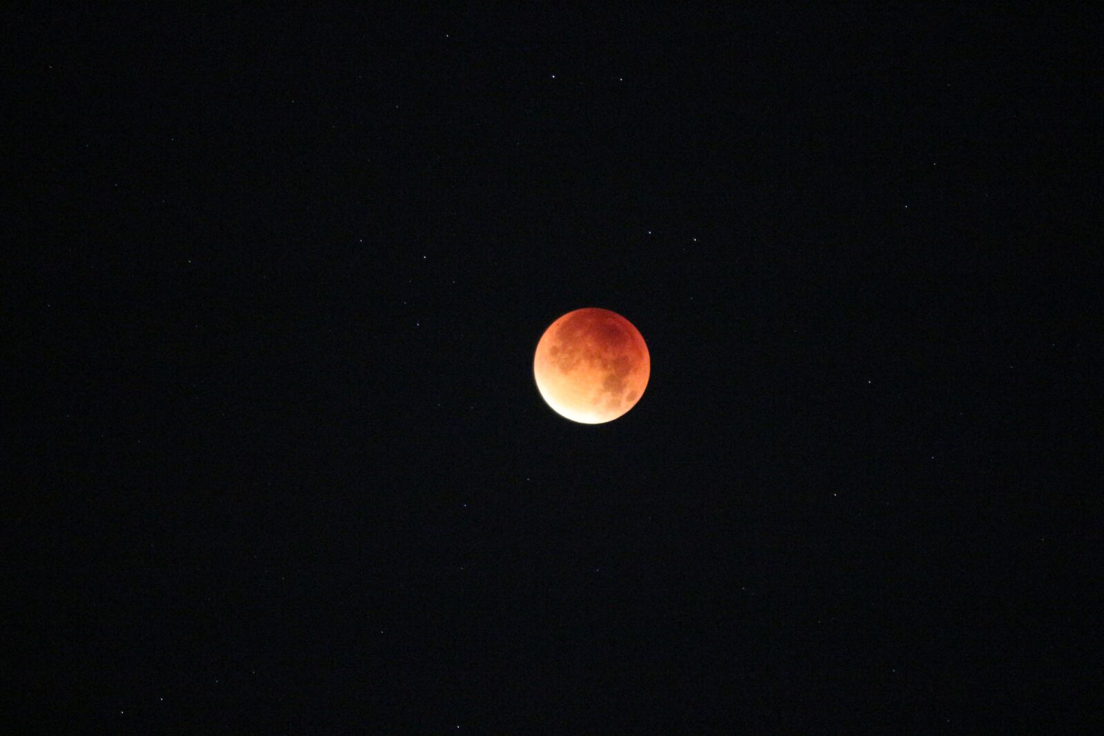 Canon EOS 650D (EOS Rebel T4i / EOS Kiss X6i) + Canon EF-S 55-250mm F4-5.6 IS II sample photo. Moon, blood moon, full photography