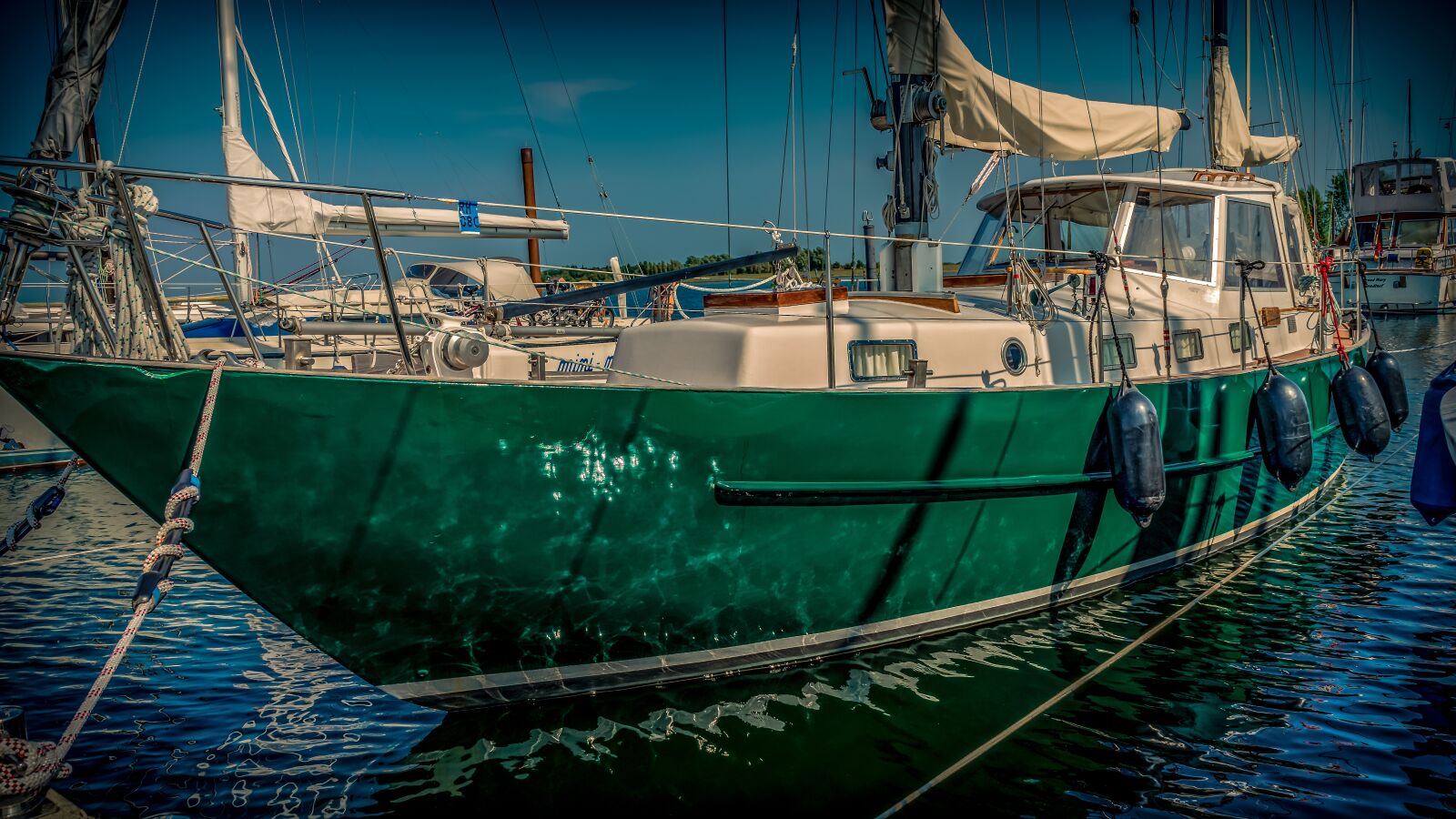 Sony a7 II + Sony FE 28-70mm F3.5-5.6 OSS sample photo. Boat, sailing boat, powerboat photography