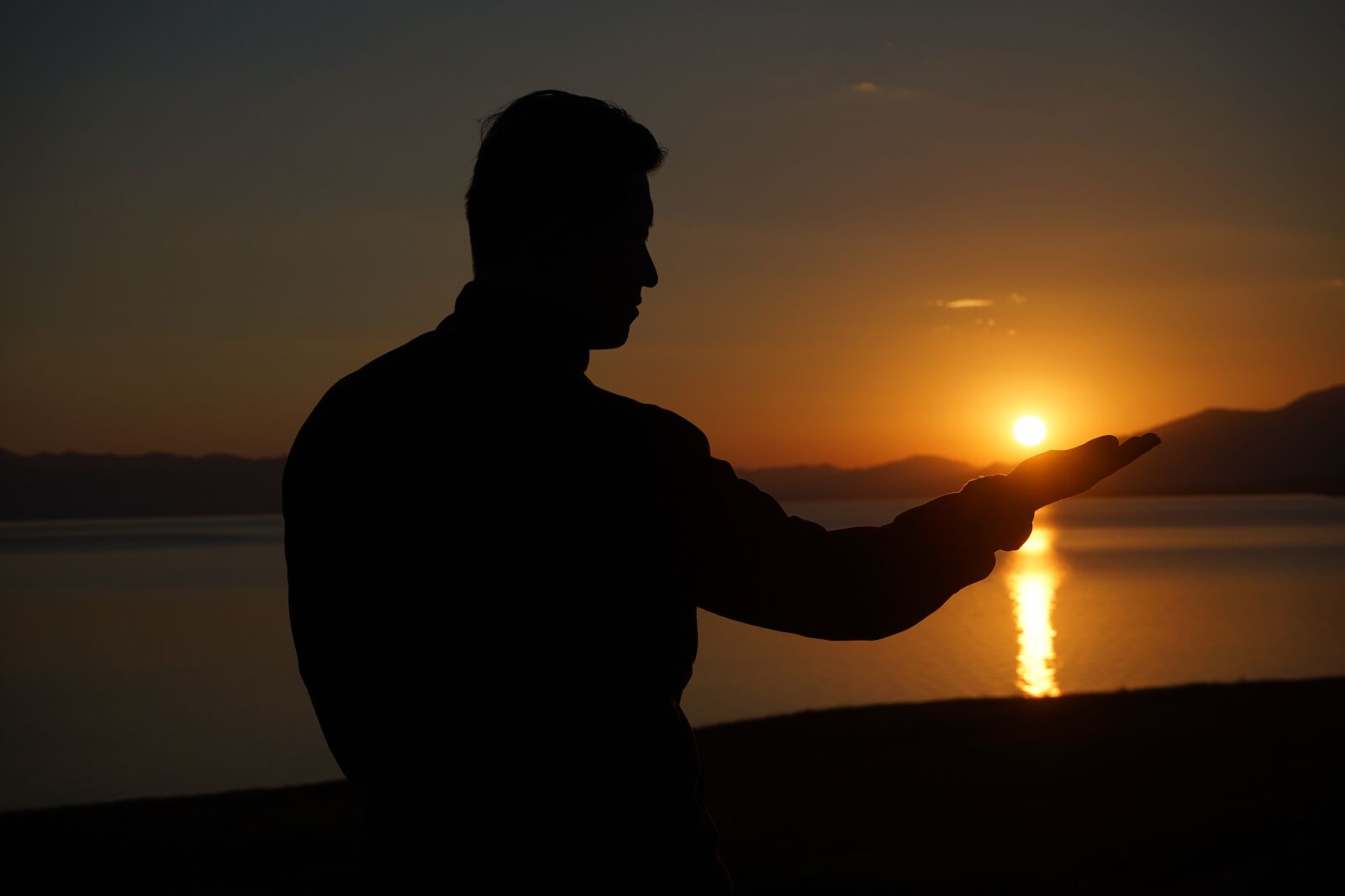 Sony a7 II + Sony FE 28-70mm F3.5-5.6 OSS sample photo. Figure, sunset, light photography