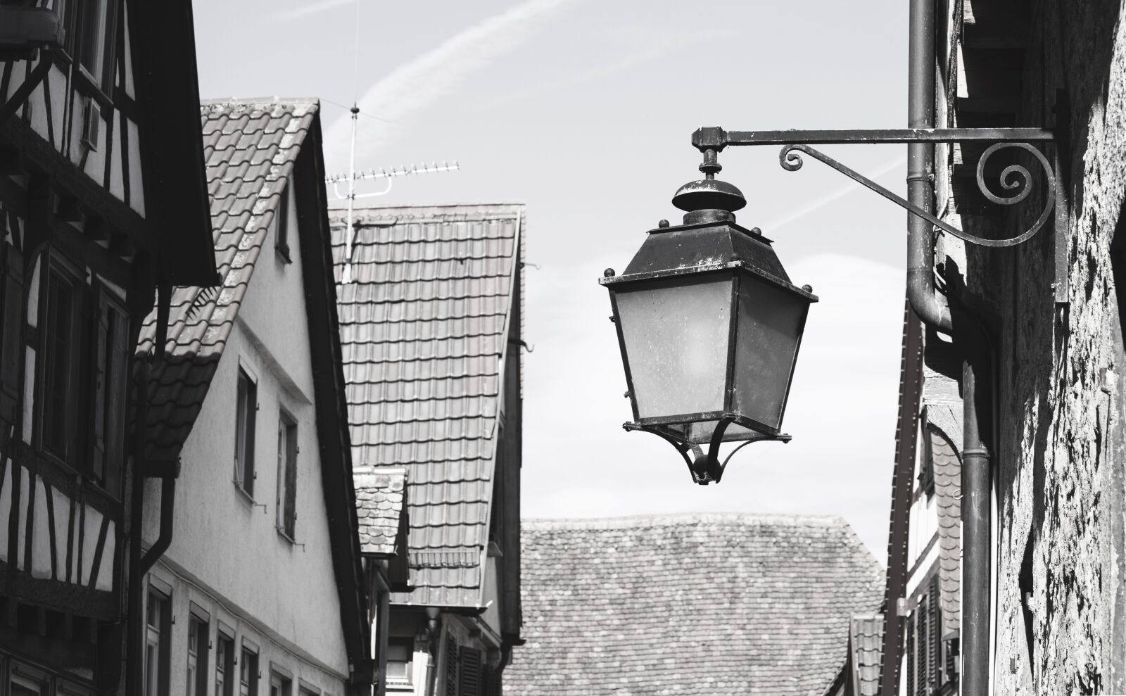 Canon EF 70-300mm F4-5.6 IS USM sample photo. Lantern, road, houses photography