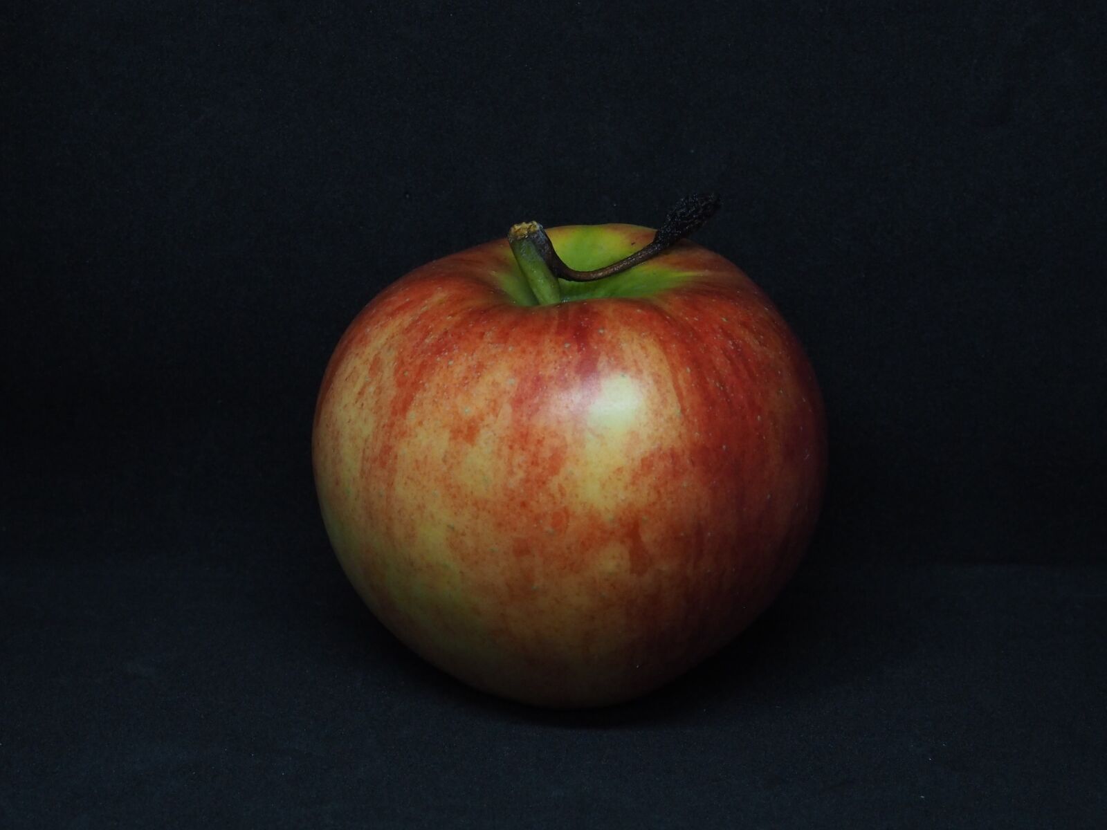 Olympus PEN E-PL7 + Olympus M.Zuiko Digital 45mm F1.8 sample photo. Apple, fruit, healthy photography