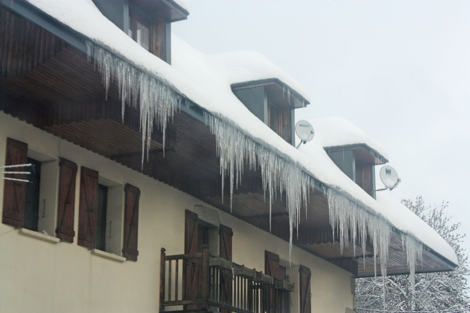 Canon EOS 450D (EOS Rebel XSi / EOS Kiss X2) sample photo. Cold, snow, hotel, building photography
