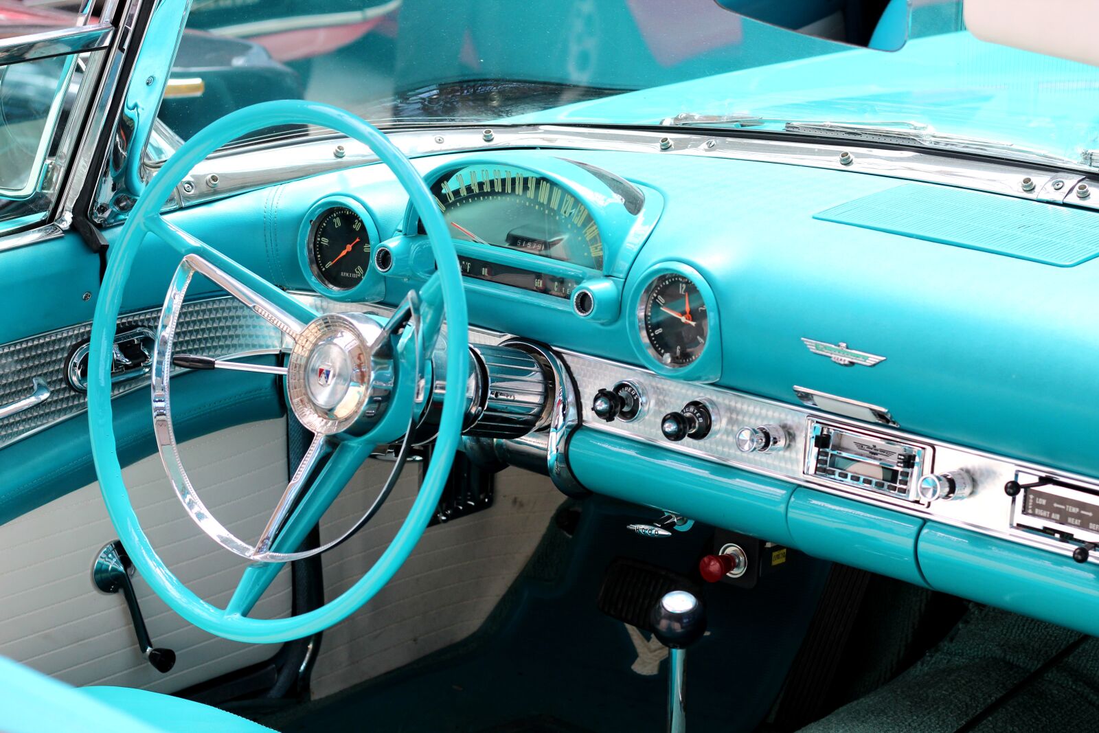 Canon EOS 1300D (EOS Rebel T6 / EOS Kiss X80) + Canon EF 50mm F1.8 STM sample photo. Ford thunderbird, dashboard, light photography