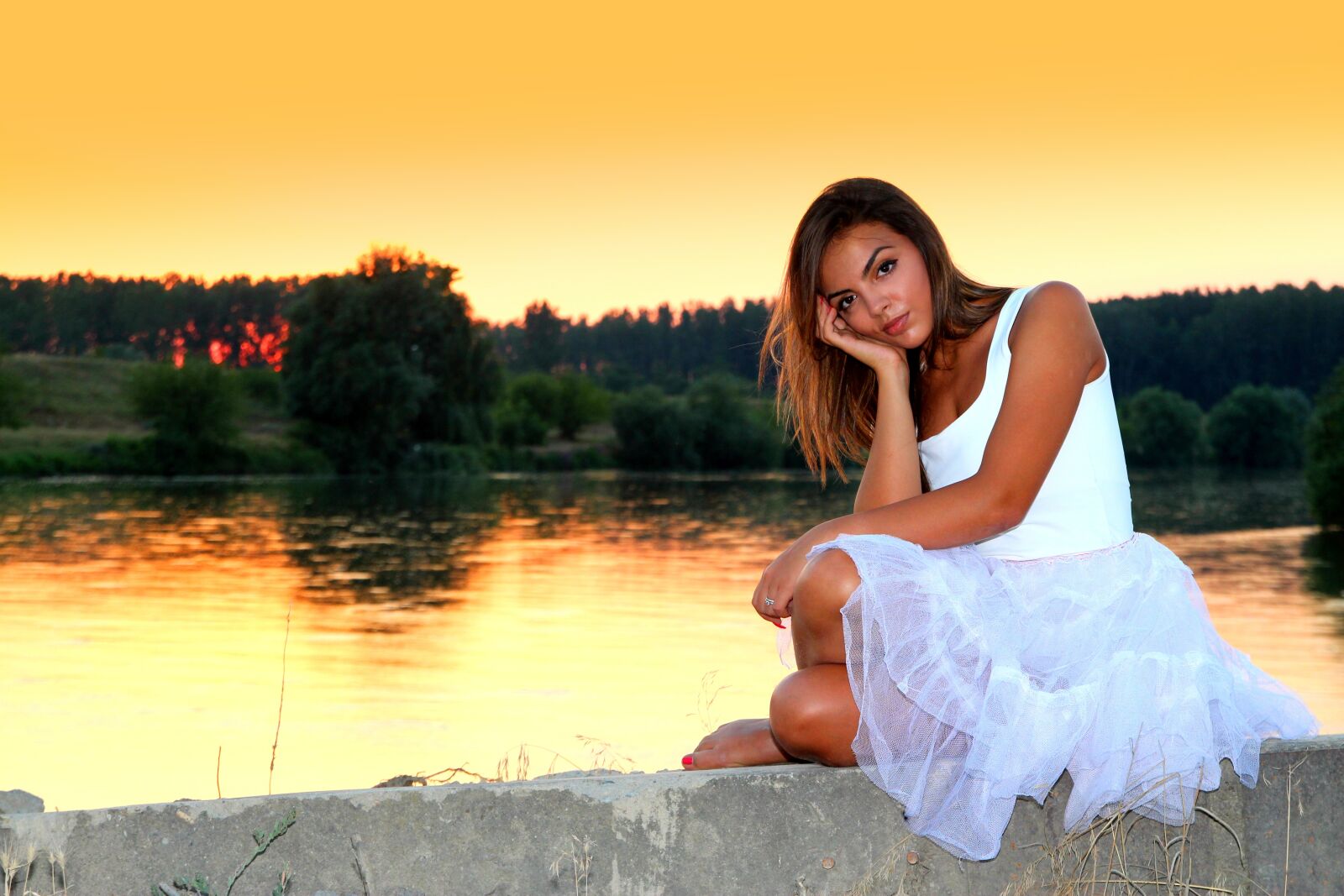 Canon EOS 700D (EOS Rebel T5i / EOS Kiss X7i) sample photo. Girl, sunset, lake photography