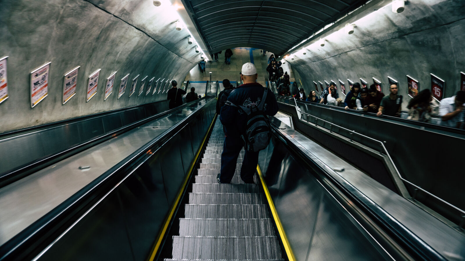 Sony a6300 sample photo. Commuter, escalator, motion, people photography