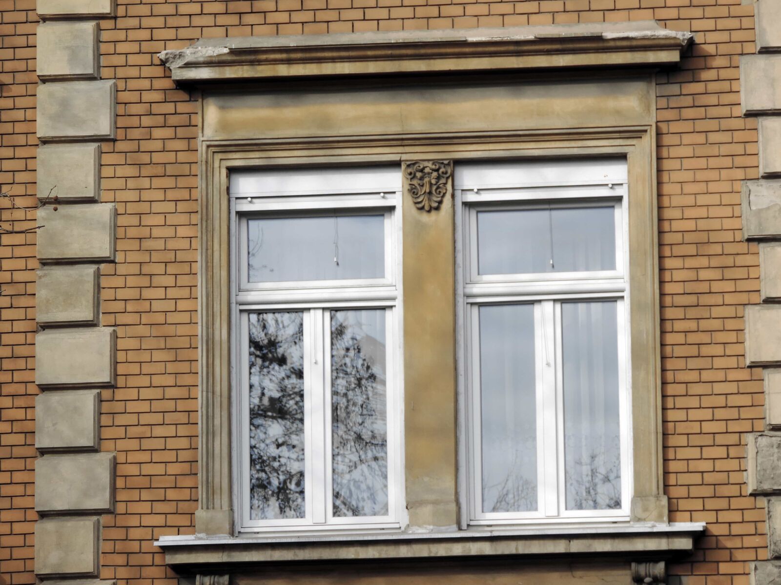 Nikon Coolpix P520 sample photo. Brick, decoration, old, window photography