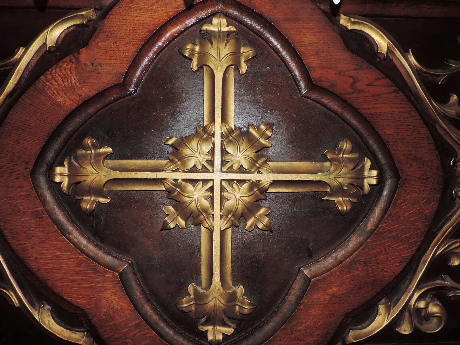 Nikon Coolpix P520 sample photo. Carving, cross, furniture, gothic photography