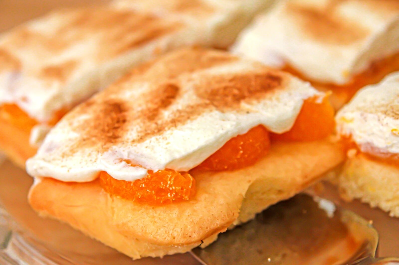 Canon EOS 550D (EOS Rebel T2i / EOS Kiss X4) sample photo. Tangerines, cake, buttercream photography