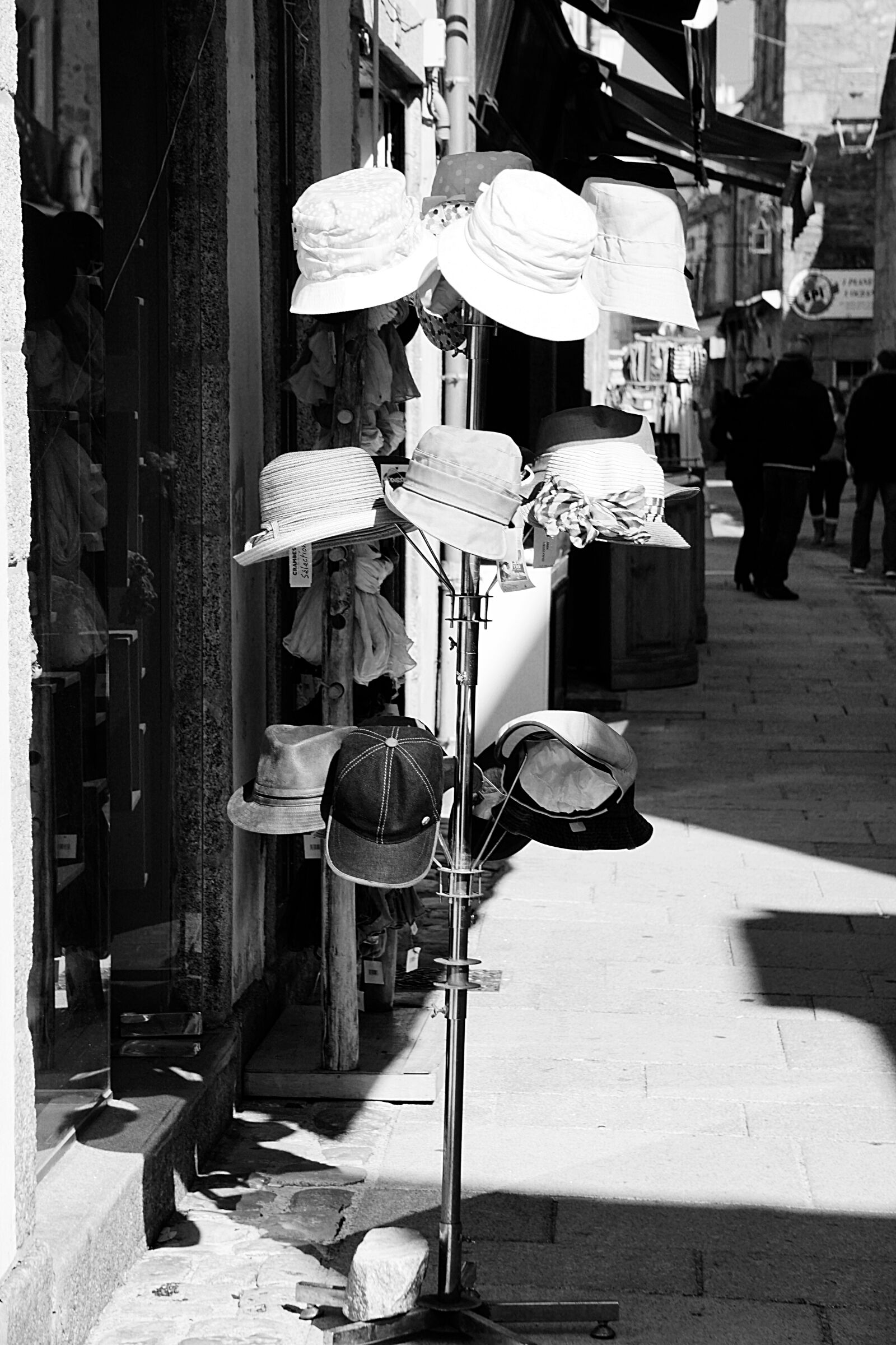 Sony a6000 sample photo. Casquettes, commerce, noir, et photography