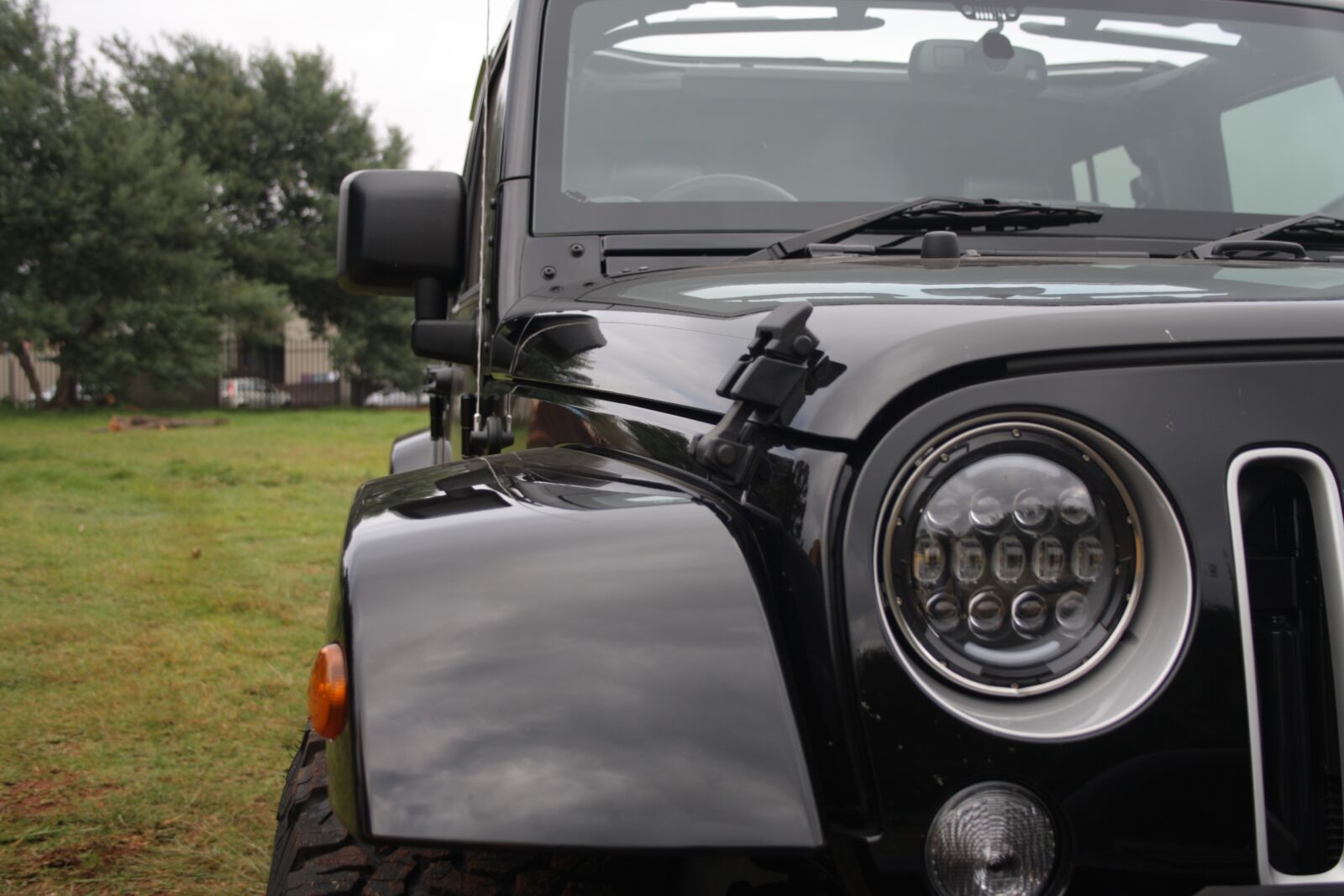 Canon EOS 1000D (EOS Digital Rebel XS / EOS Kiss F) sample photo. Jeep, light, front photography