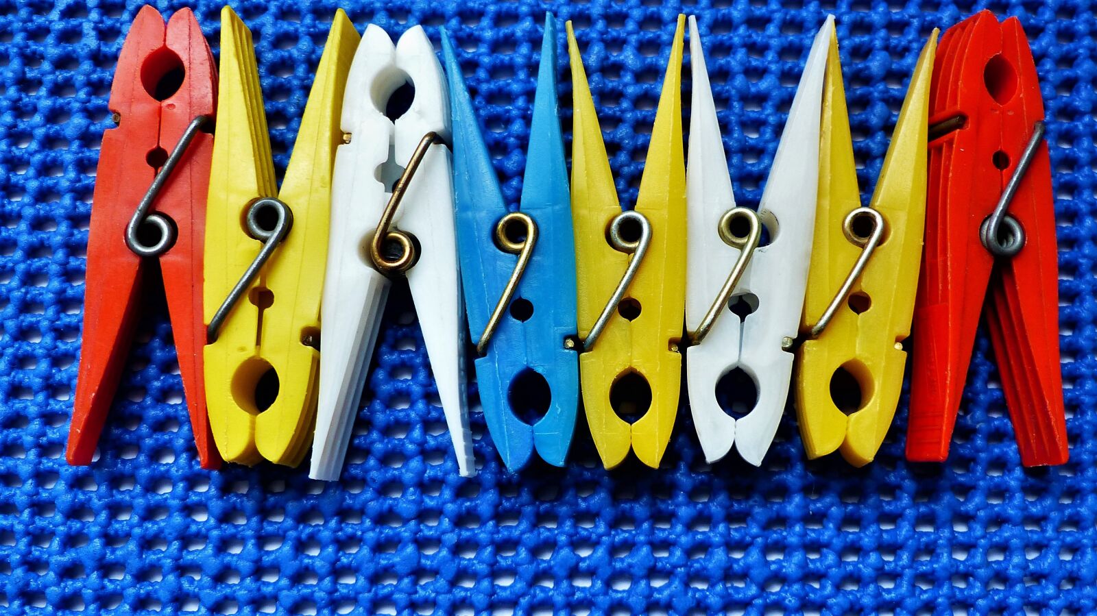 Panasonic Lumix DMC-FZ200 sample photo. Clothespin, wash, pin photography