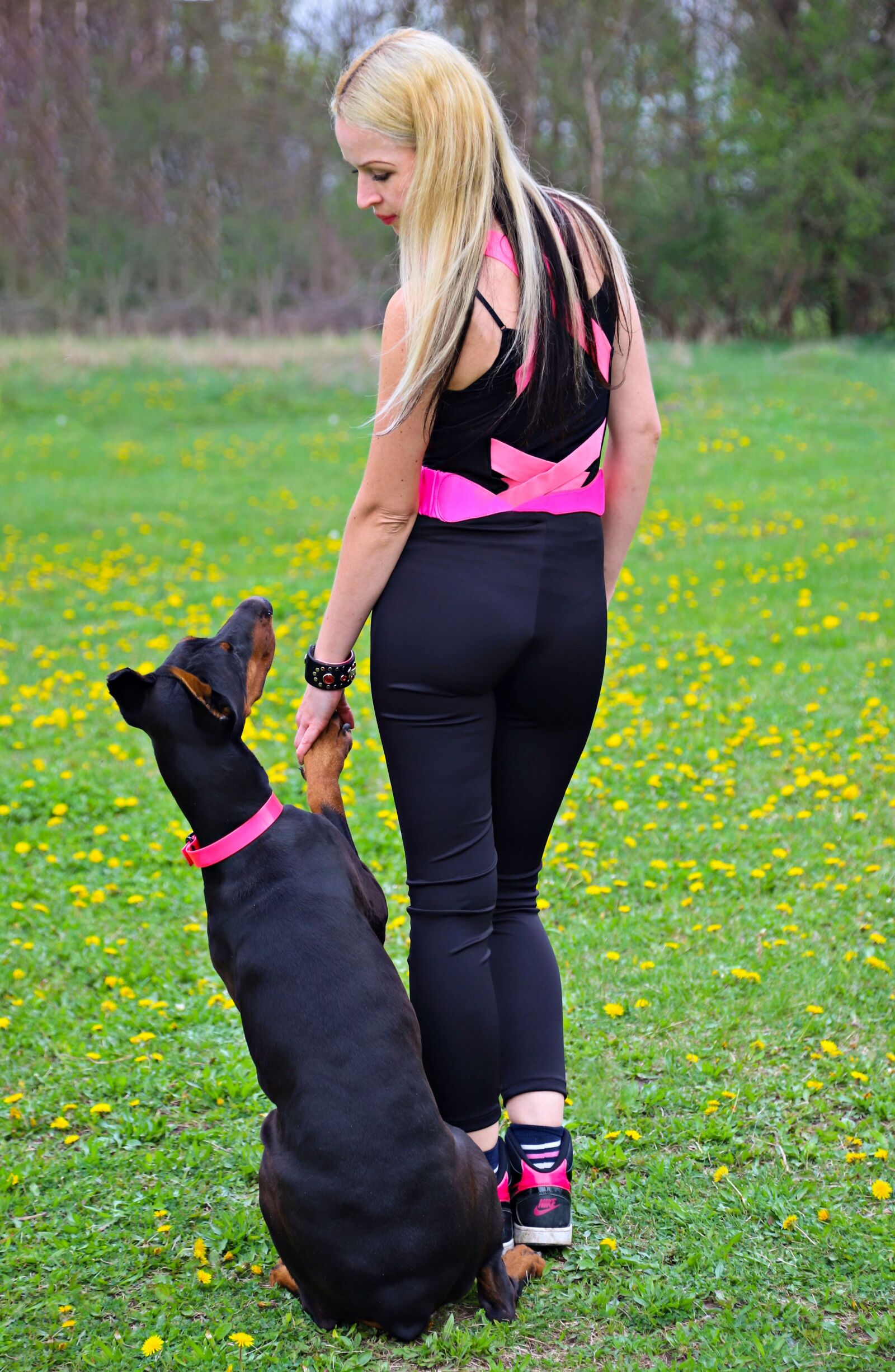 Canon EOS 6D Mark II sample photo. Blonde woman, doberman, friendship photography