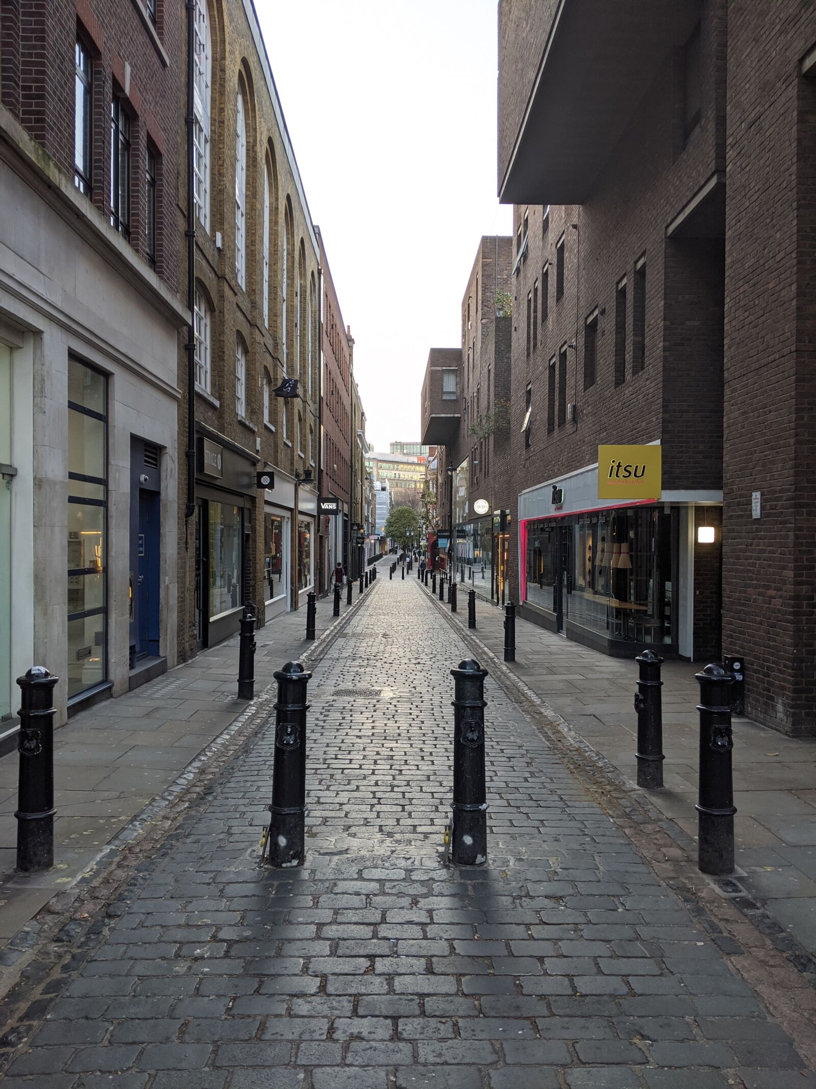 Google Pixel 3a sample photo. Lockdown, london, covent garden photography