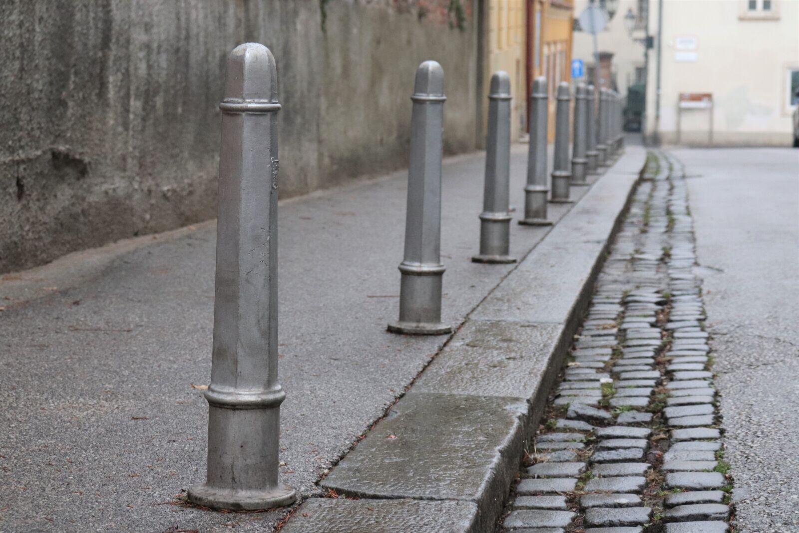 Canon EOS 200D (EOS Rebel SL2 / EOS Kiss X9) sample photo. Street pillars, no parking photography