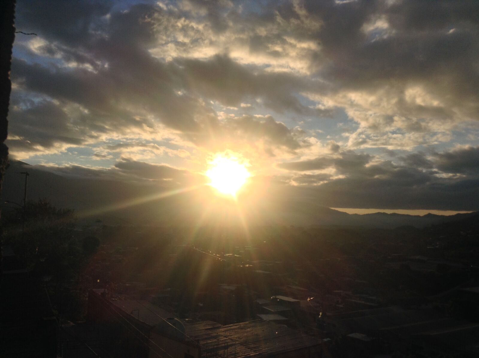 iPod touch back camera 3.3mm f/2.4 sample photo. Amanecer, colinas, del, cepa photography