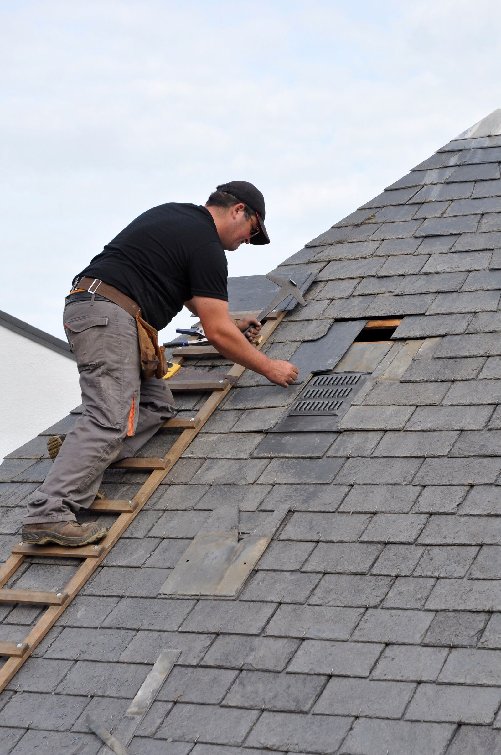 Nikon D90 sample photo. Roofer, coverage, artisan photography