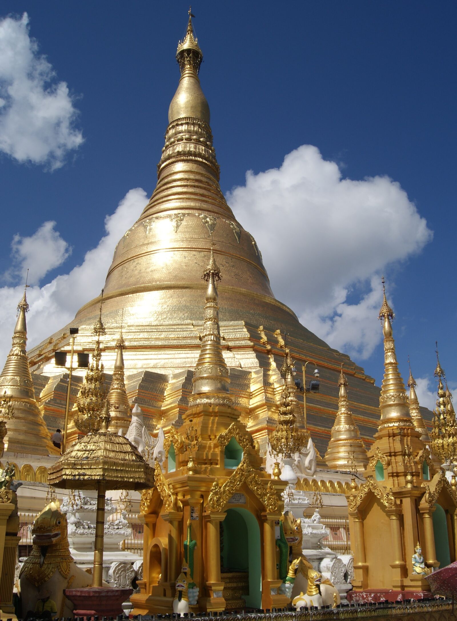 Sony Alpha DSLR-A230 sample photo. Pagoda, golden, buddhism photography
