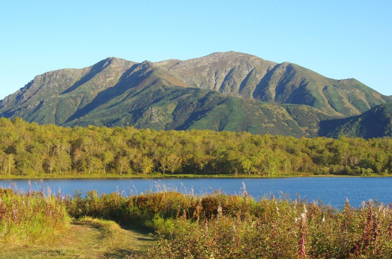 Pentax K-5 sample photo. Lake, mountains, forest photography