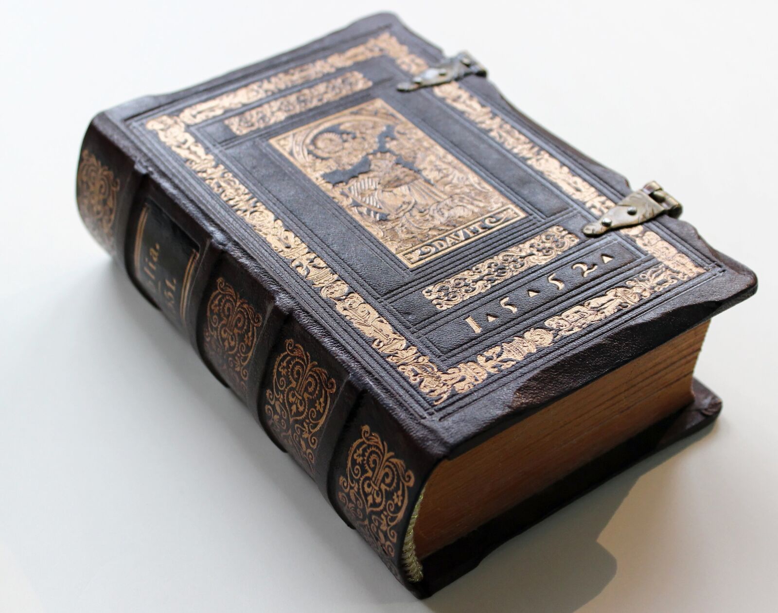 Canon EOS 600D (Rebel EOS T3i / EOS Kiss X5) sample photo. Bible, book, old book photography
