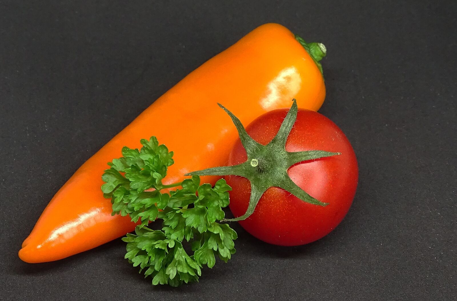 Sony Cyber-shot DSC-HX400V sample photo. Paprika, tomato, parsley photography