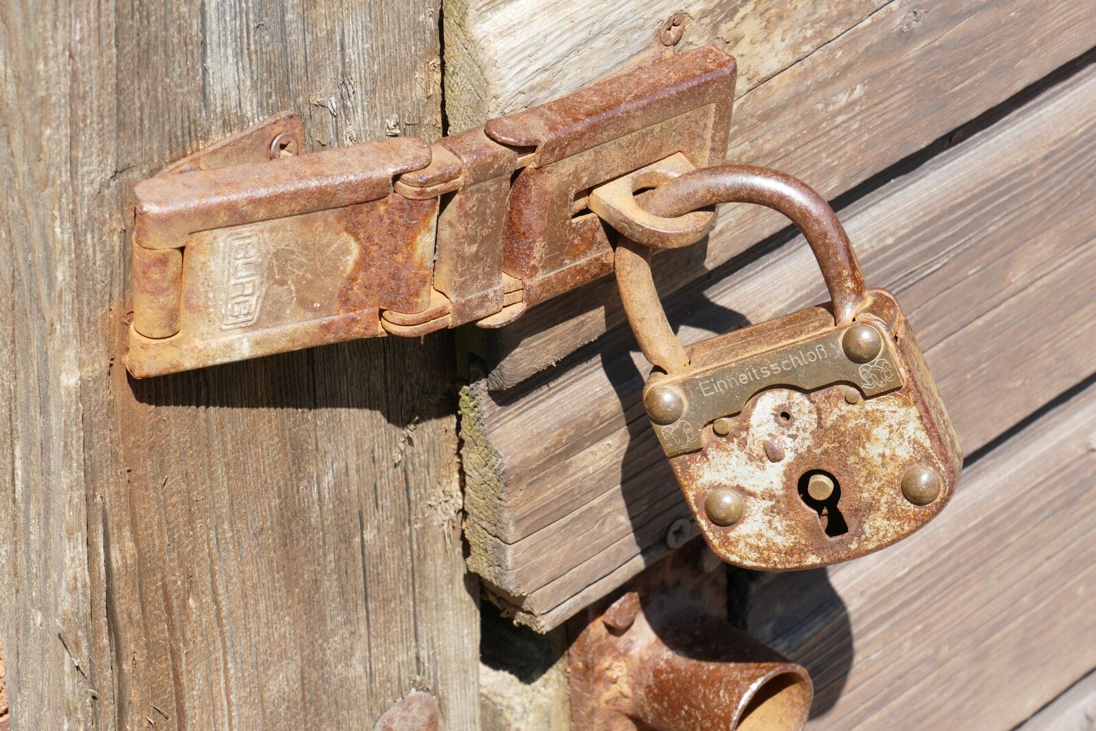 Panasonic Lumix DMC-FZ1000 sample photo. Castle, old, rusty photography