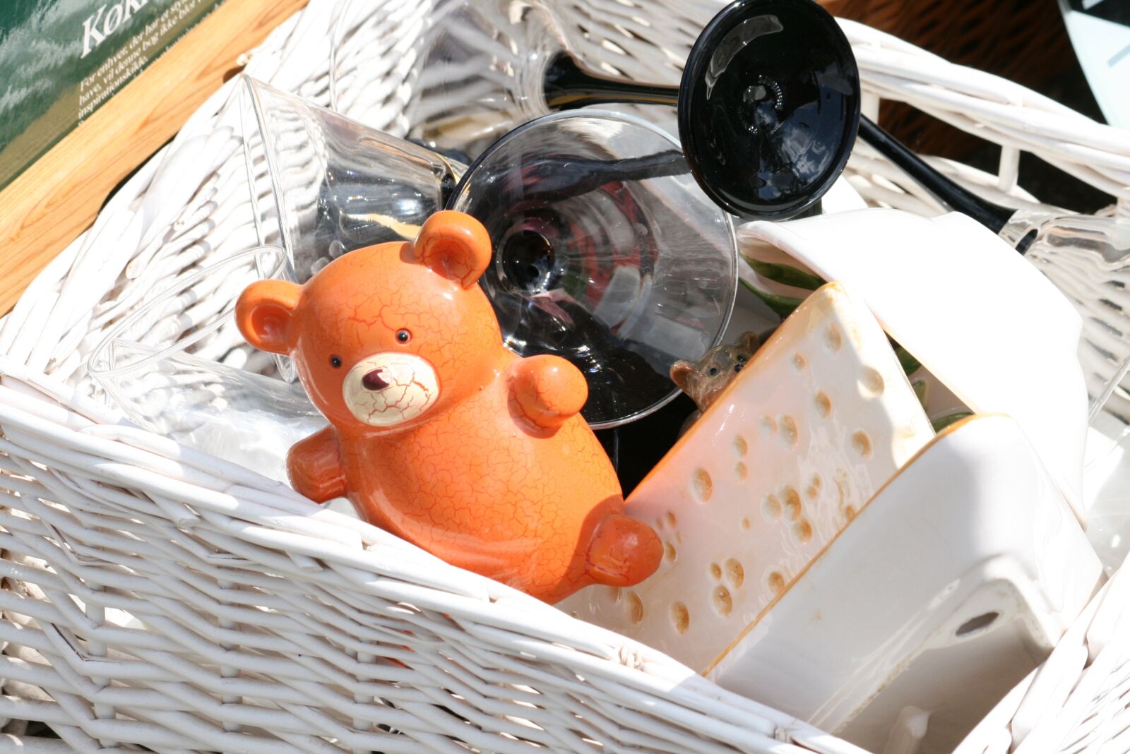 Canon EOS 400D (EOS Digital Rebel XTi / EOS Kiss Digital X) sample photo. Flea market, old, flea photography