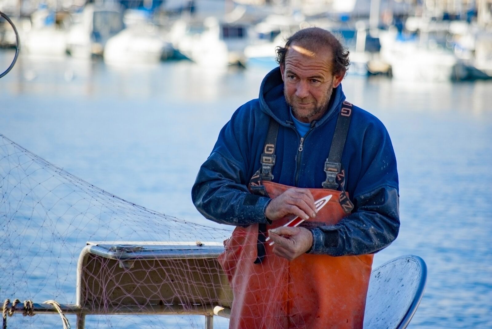 Pentax K10D sample photo. Fisherman, boat, fish net photography