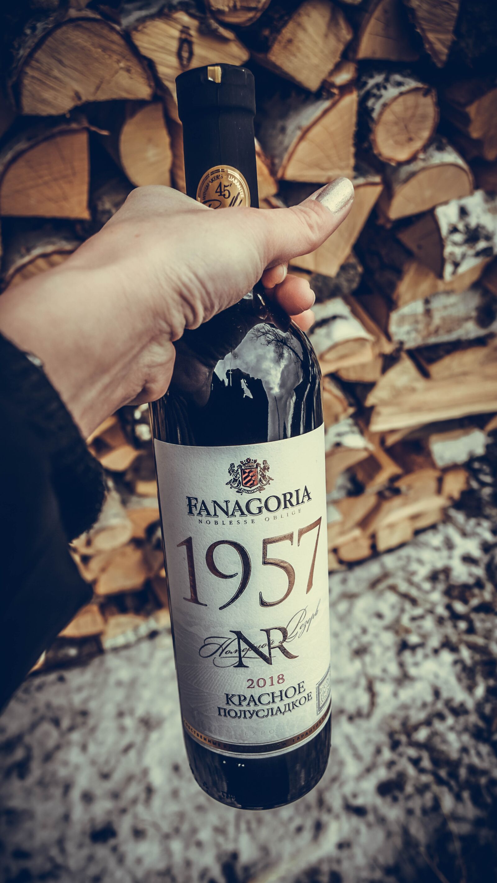 Sony a6000 + Sony Vario-Tessar T* E 16-70mm F4 ZA OSS sample photo. Wine, hand, keep photography