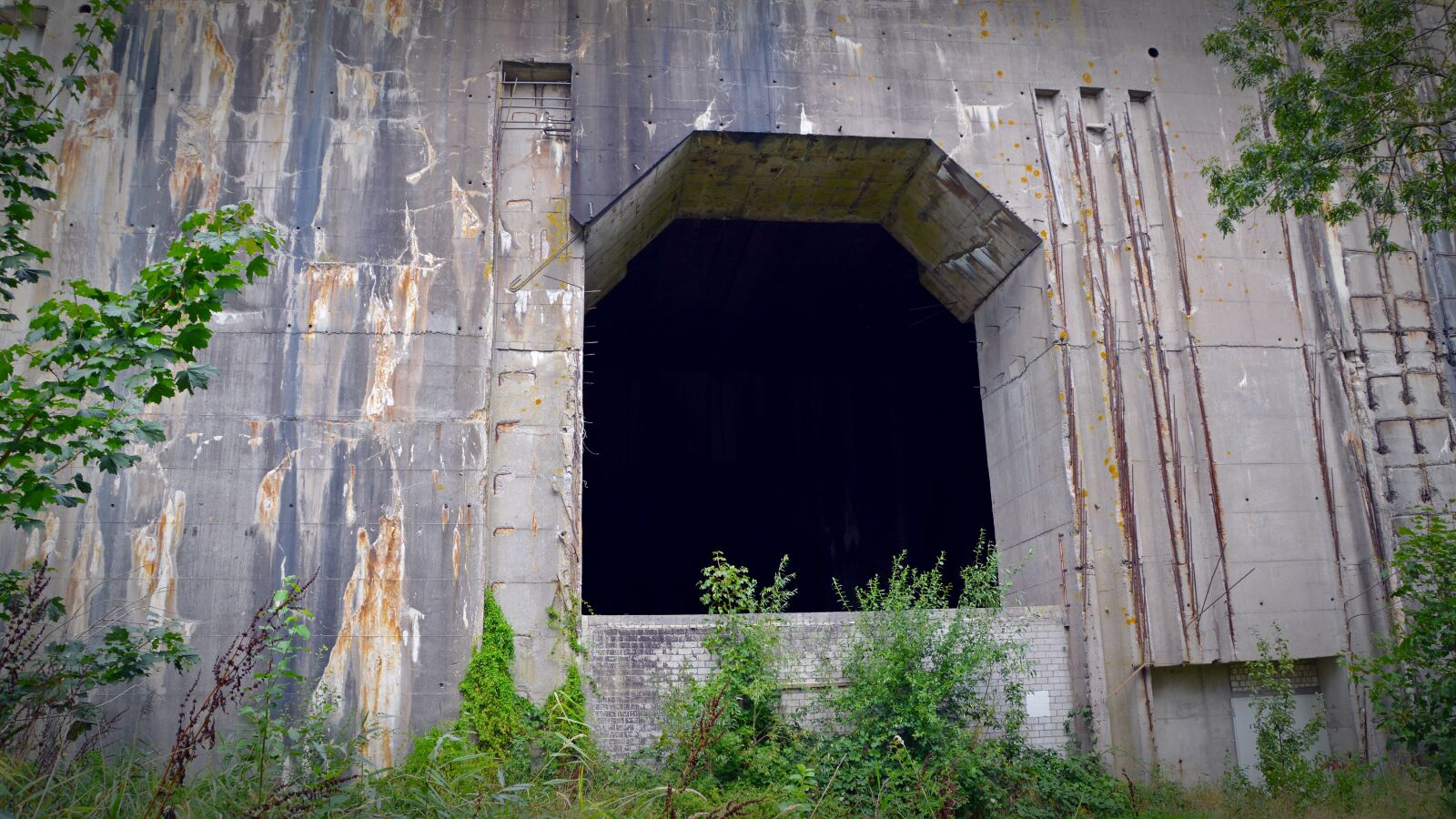 Nikon D5200 sample photo. Bunker, decay, goal photography