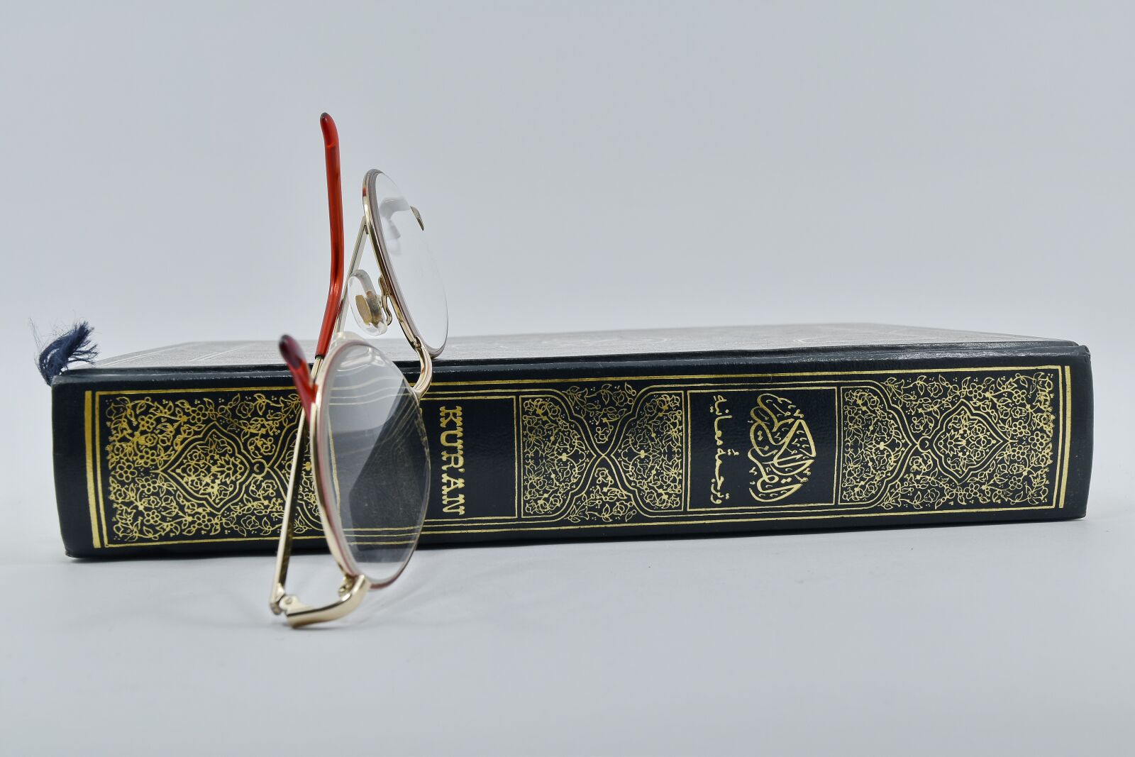 Nikon D5500 sample photo. Arabesque, book, holly, islam photography