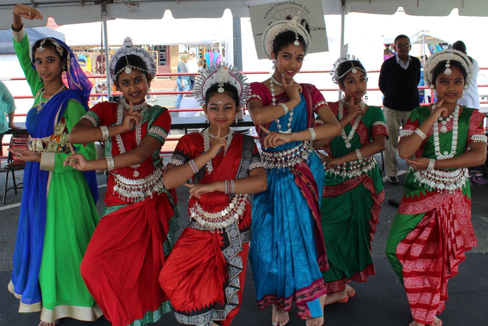 Canon EOS 1300D (EOS Rebel T6 / EOS Kiss X80) sample photo. Indian dancers, colorful, costume photography