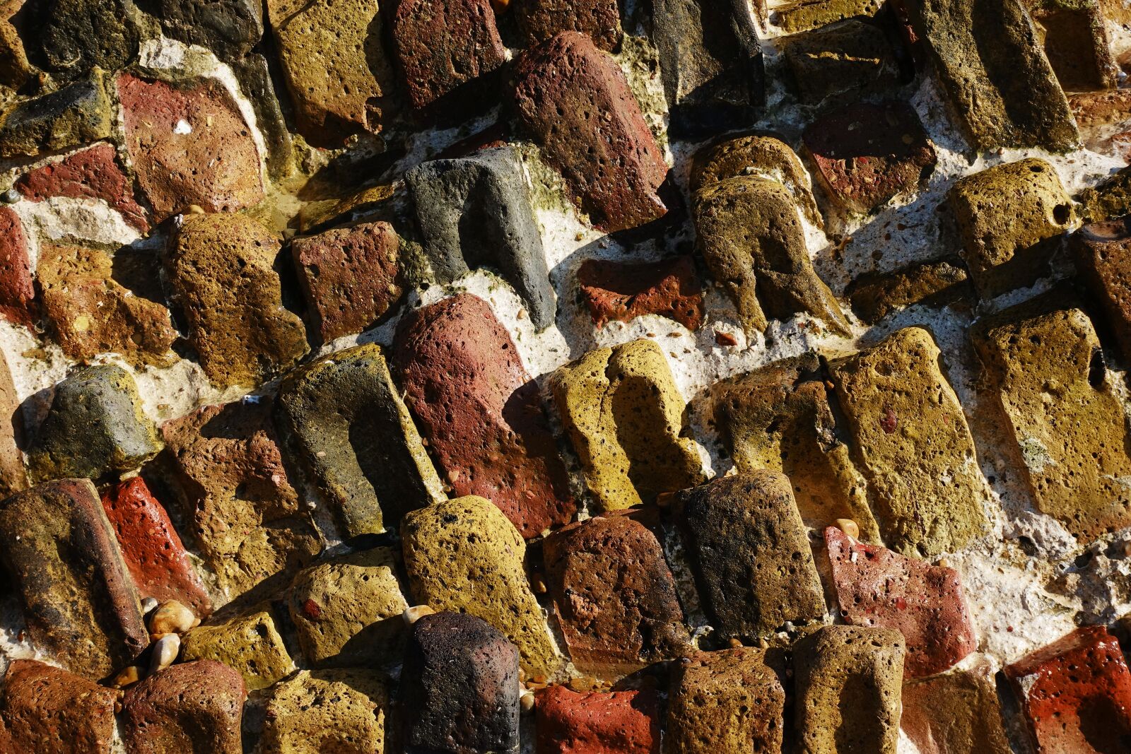 Sony DSC-RX100M5 sample photo. Brick, worn, ruin photography