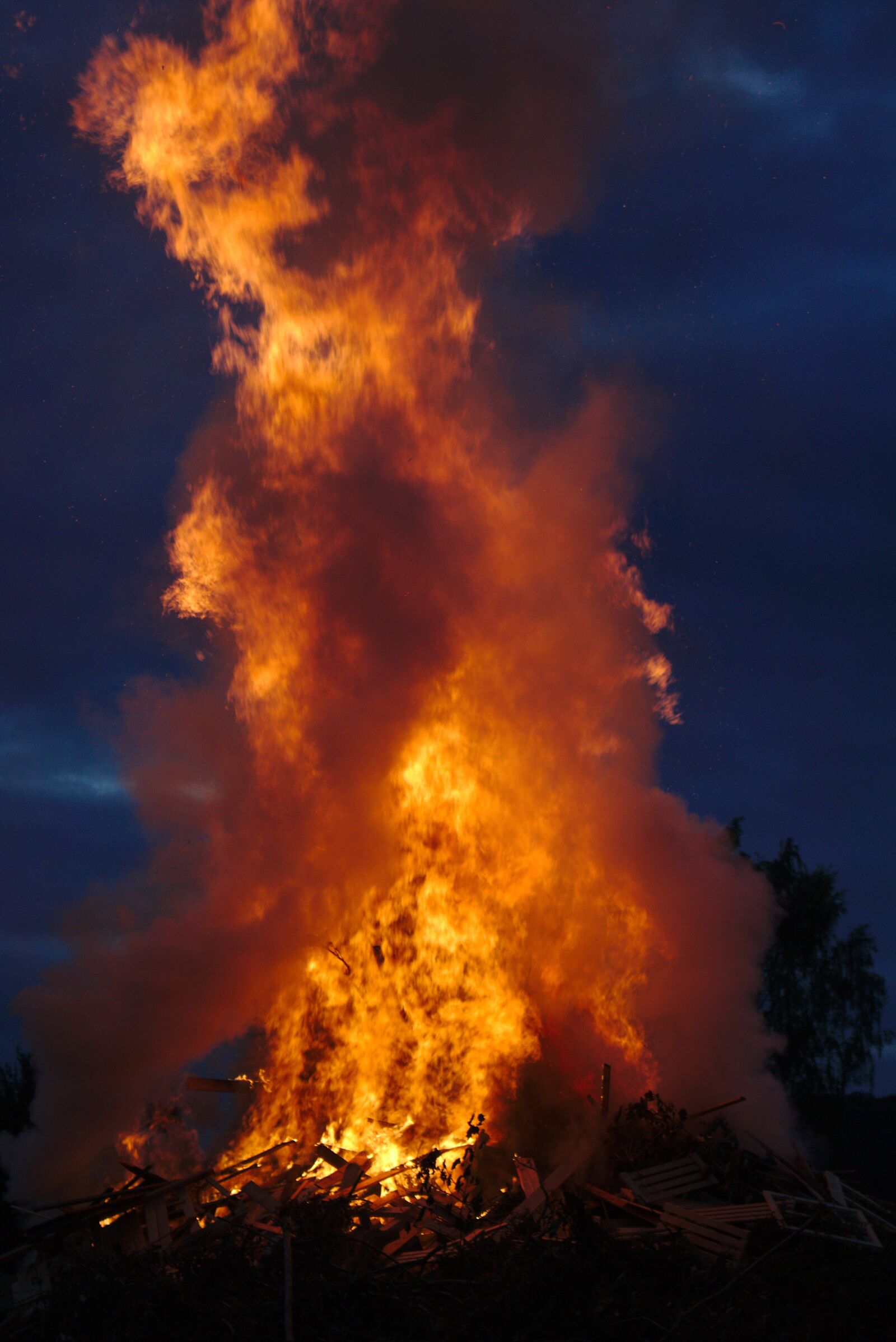 Canon EOS 750D (EOS Rebel T6i / EOS Kiss X8i) sample photo. Fire, sky, flame photography