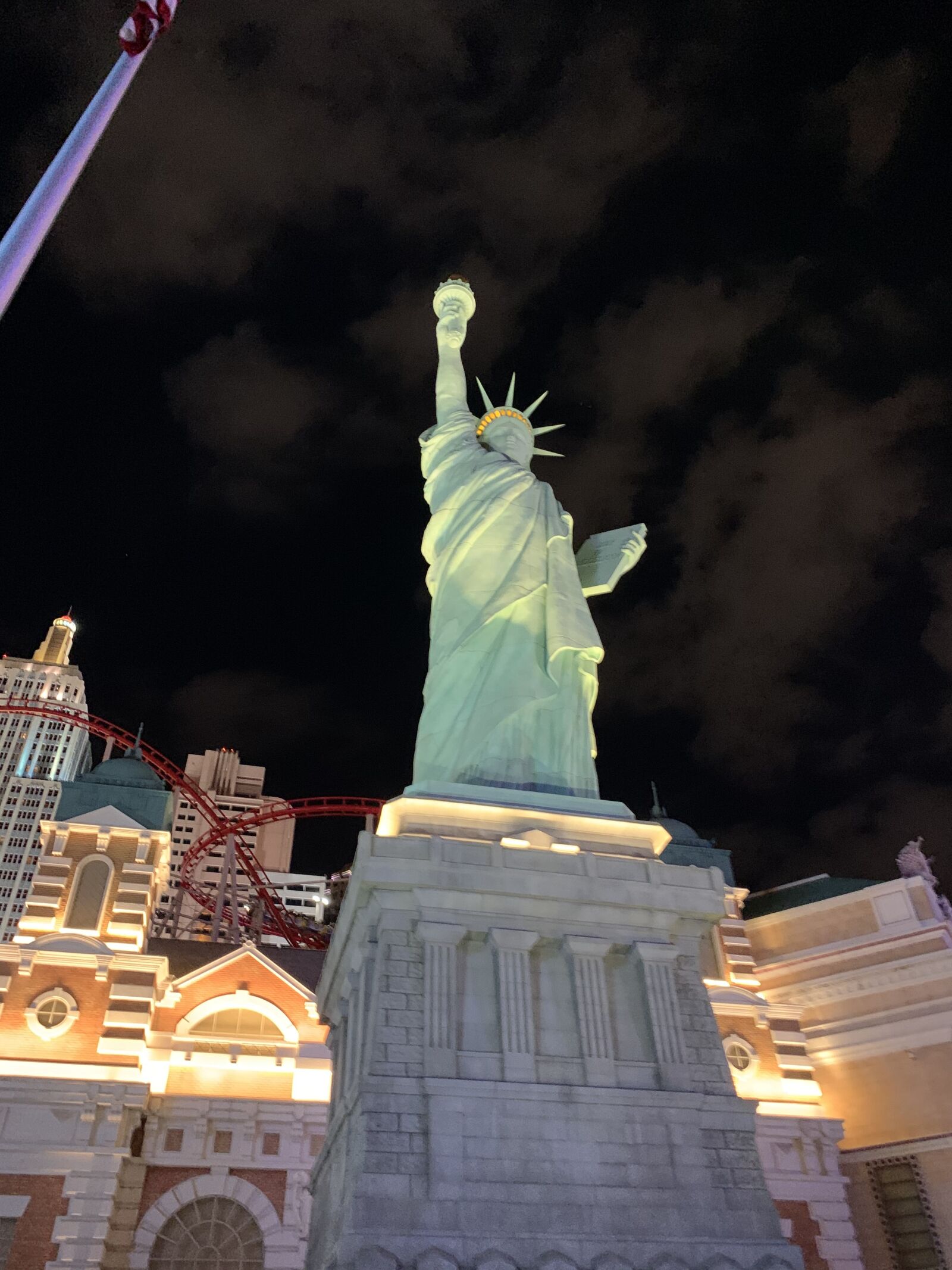 iPhone XR back camera 4.25mm f/1.8 sample photo. Travel, dream, city photography