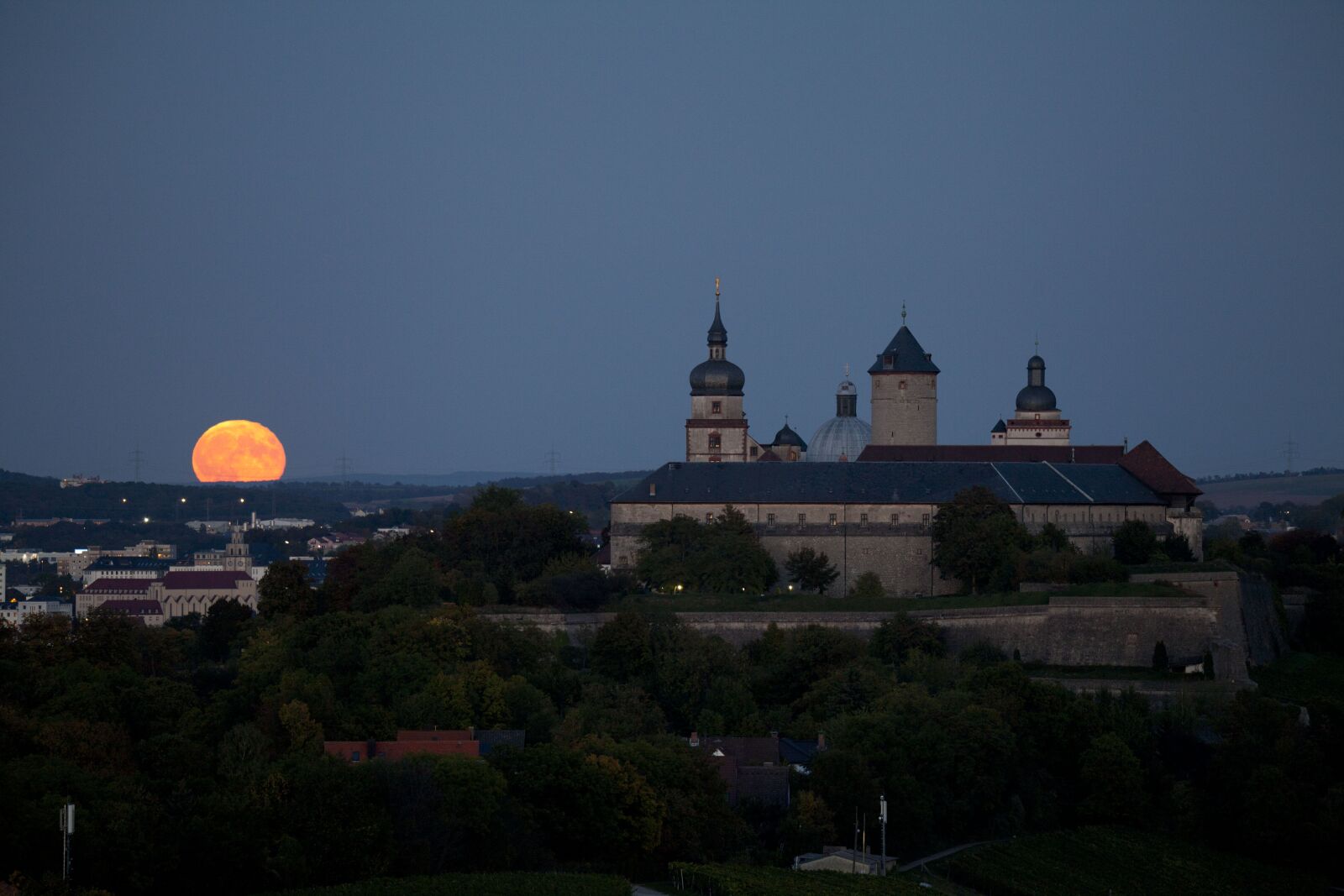 Canon EOS 5D Mark II sample photo. Moonrise, fortress, würzburg photography