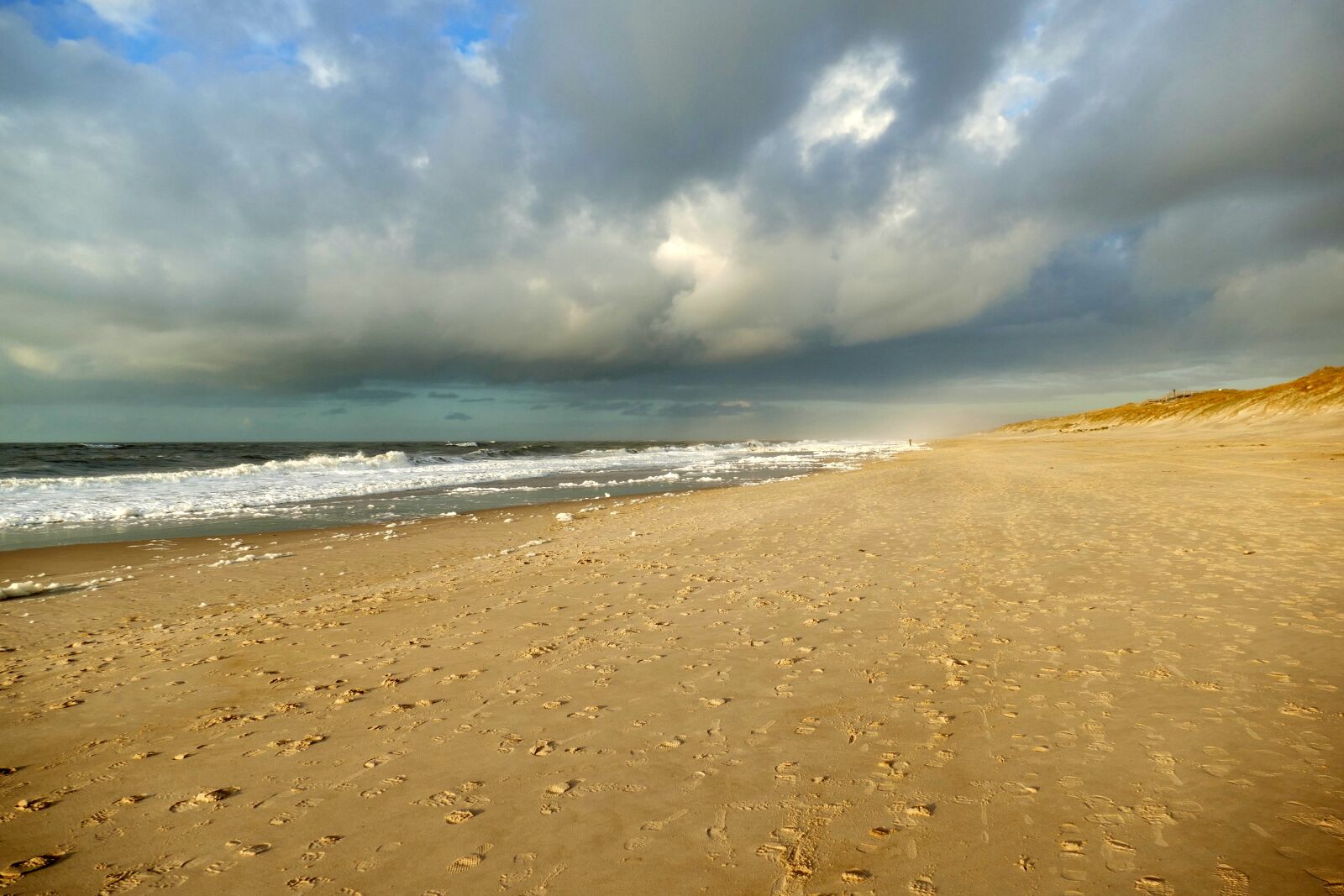 Panasonic Lumix DMC-FZ1000 sample photo. Beach, clouds, north sea photography
