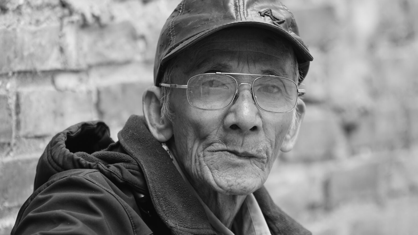 Sony a6300 + Sony FE 70-200mm F4 G OSS sample photo. Man, old, black and photography