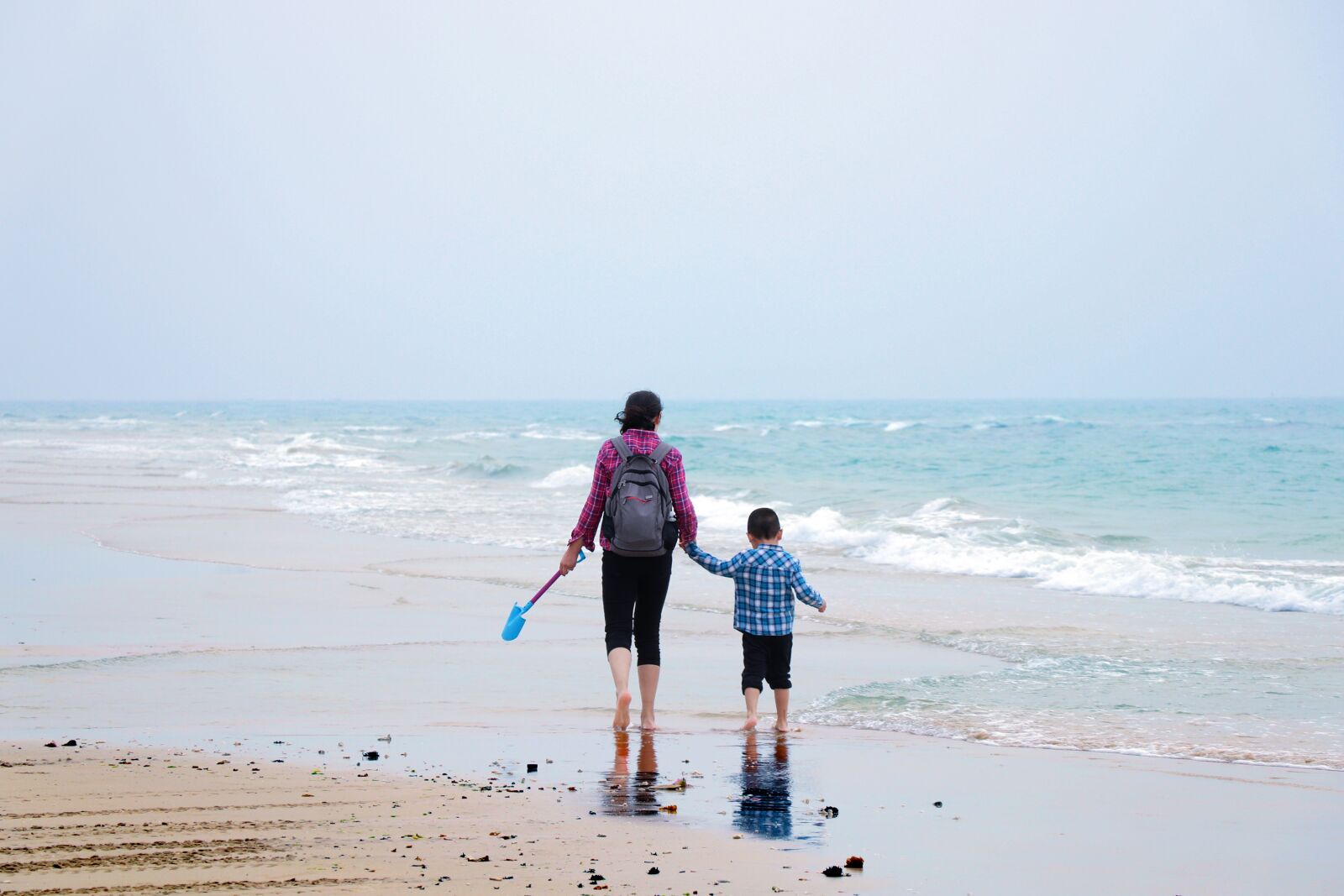 Canon EOS 77D (EOS 9000D / EOS 770D) sample photo. Sea, beach, mother and photography