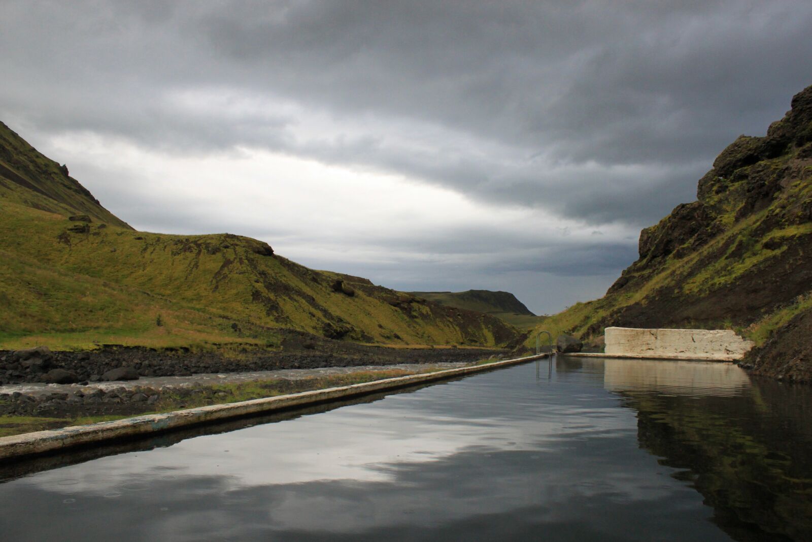 Canon EOS 500D (EOS Rebel T1i / EOS Kiss X3) sample photo. Iceland, pool, reflection photography