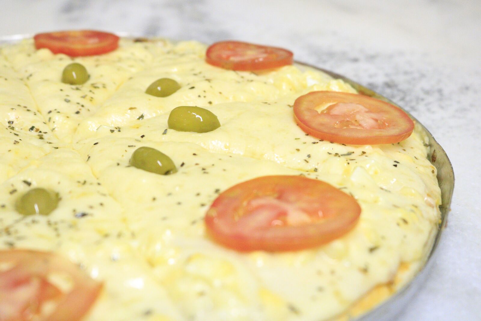 Canon EOS 750D (EOS Rebel T6i / EOS Kiss X8i) sample photo. Pizza, hungry, food photography