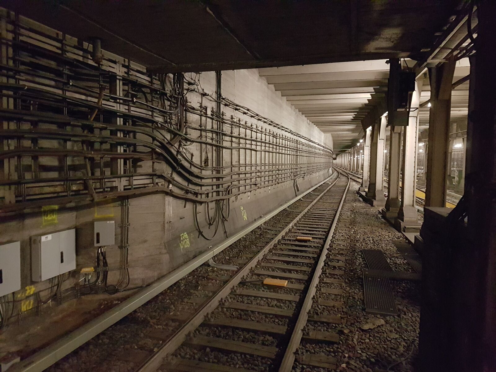 Samsung Galaxy S7 sample photo. Ubahn, bahn, metro photography
