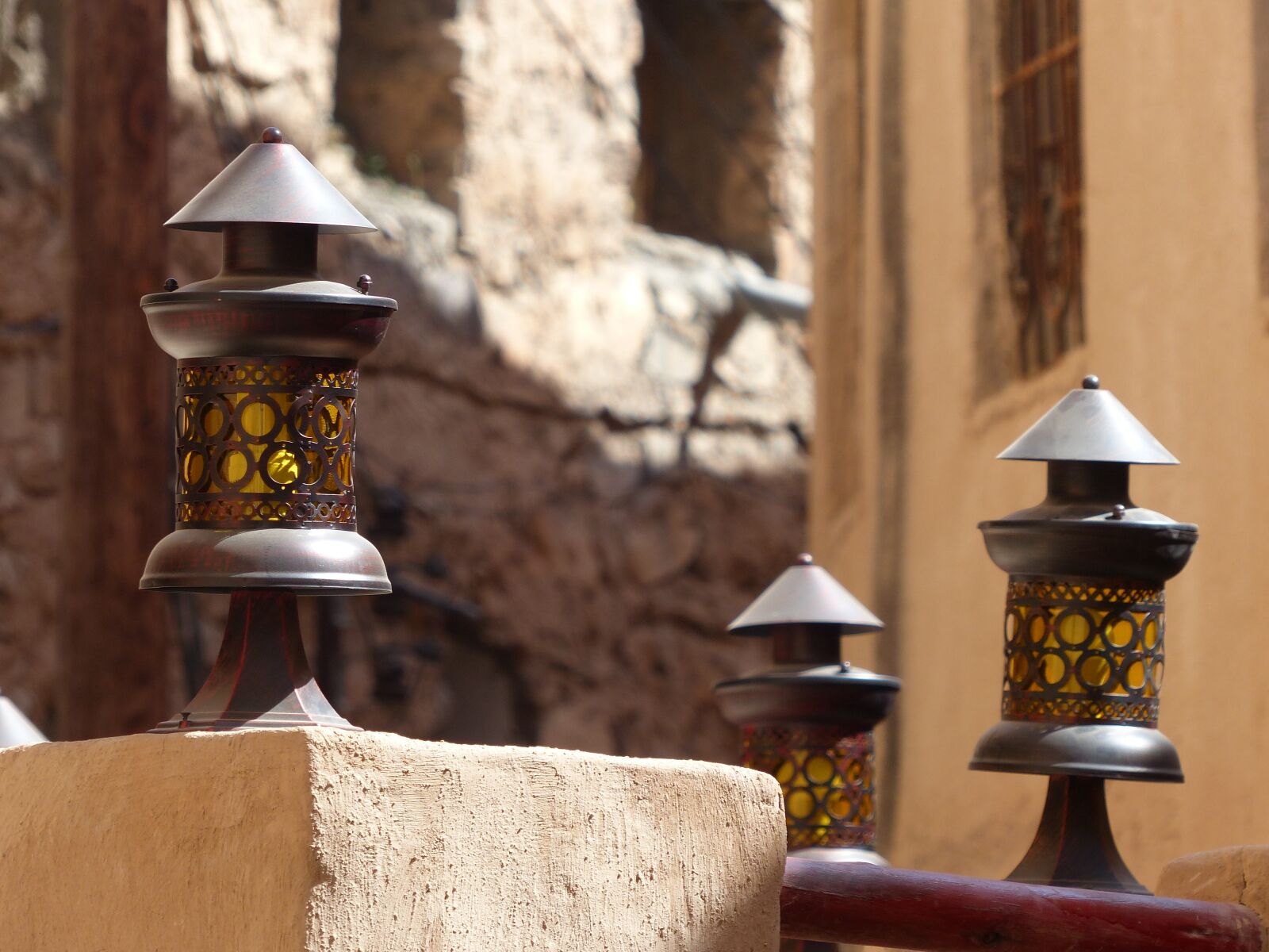 Panasonic Lumix DMC-FZ200 sample photo. Oman, lamp, village photography