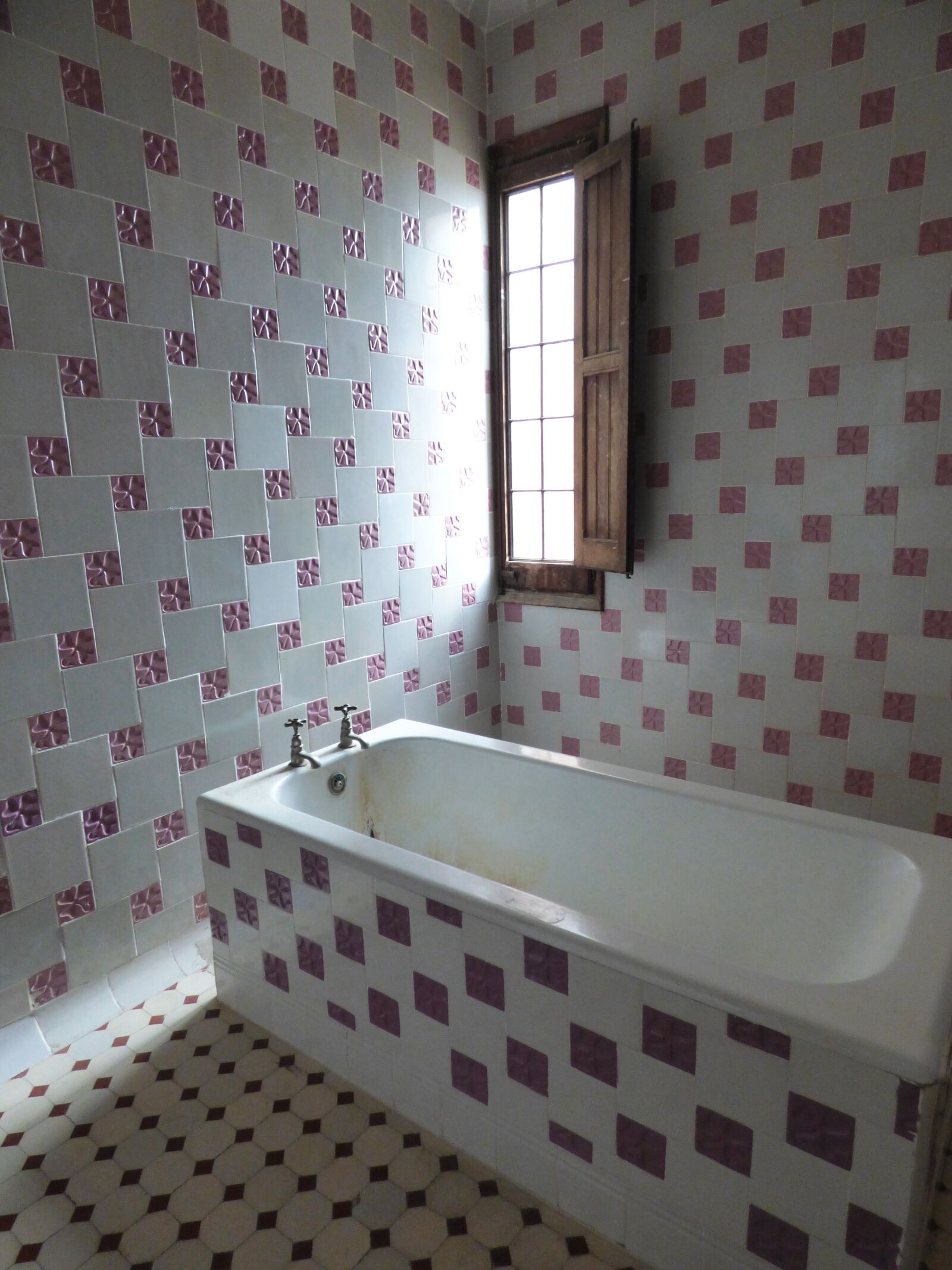 Panasonic Lumix DMC-FZ70 sample photo. Bathroom, modernism, tiles photography