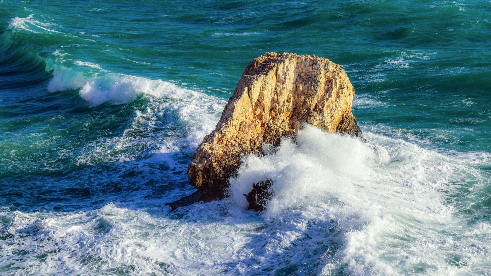 Nikon D3300 sample photo. Rock, wave, crushing photography