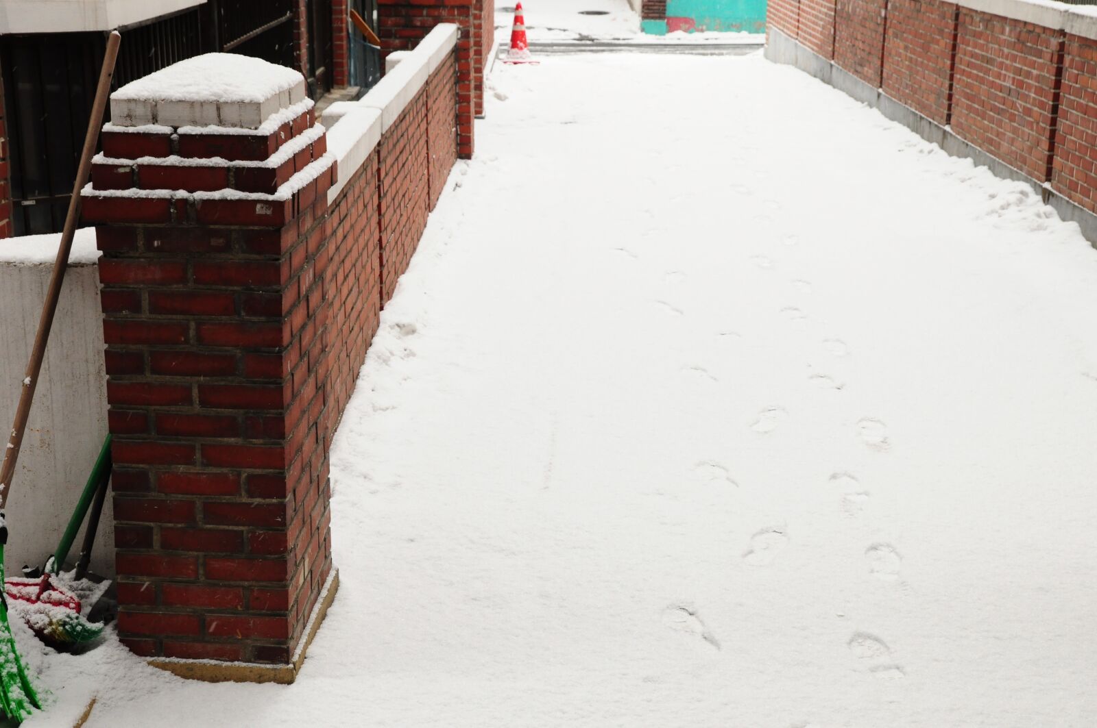 Nikon D90 sample photo. Snow, footprint, gil photography