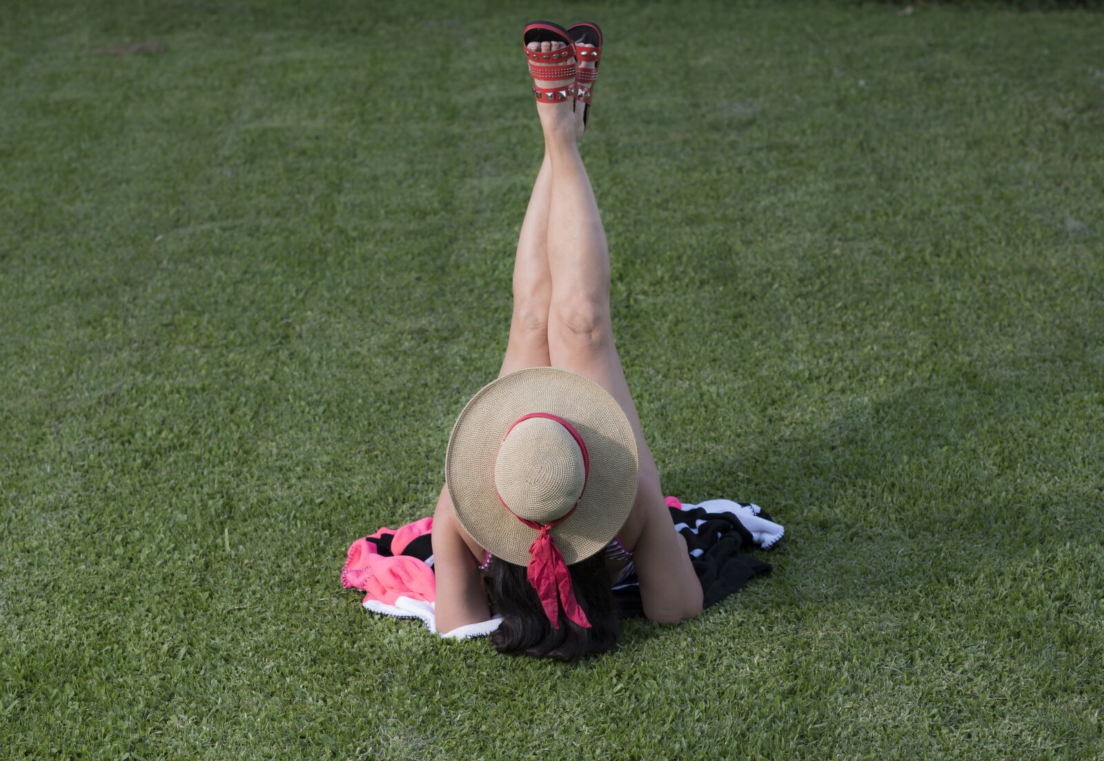 Nikon D810 sample photo. Legs, lindas, lawn photography