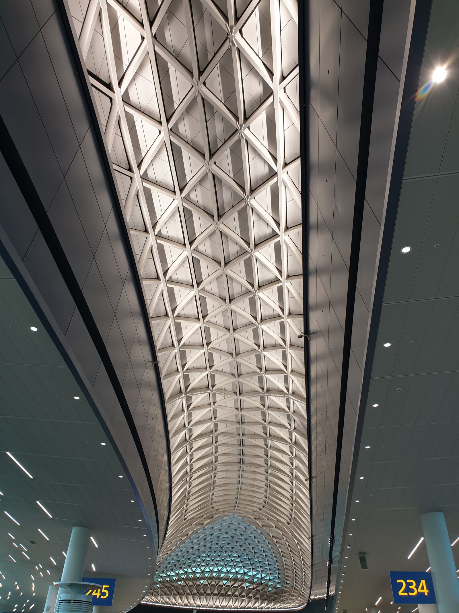 Samsung Galaxy Note9 sample photo. Construction, airport, architecture photography