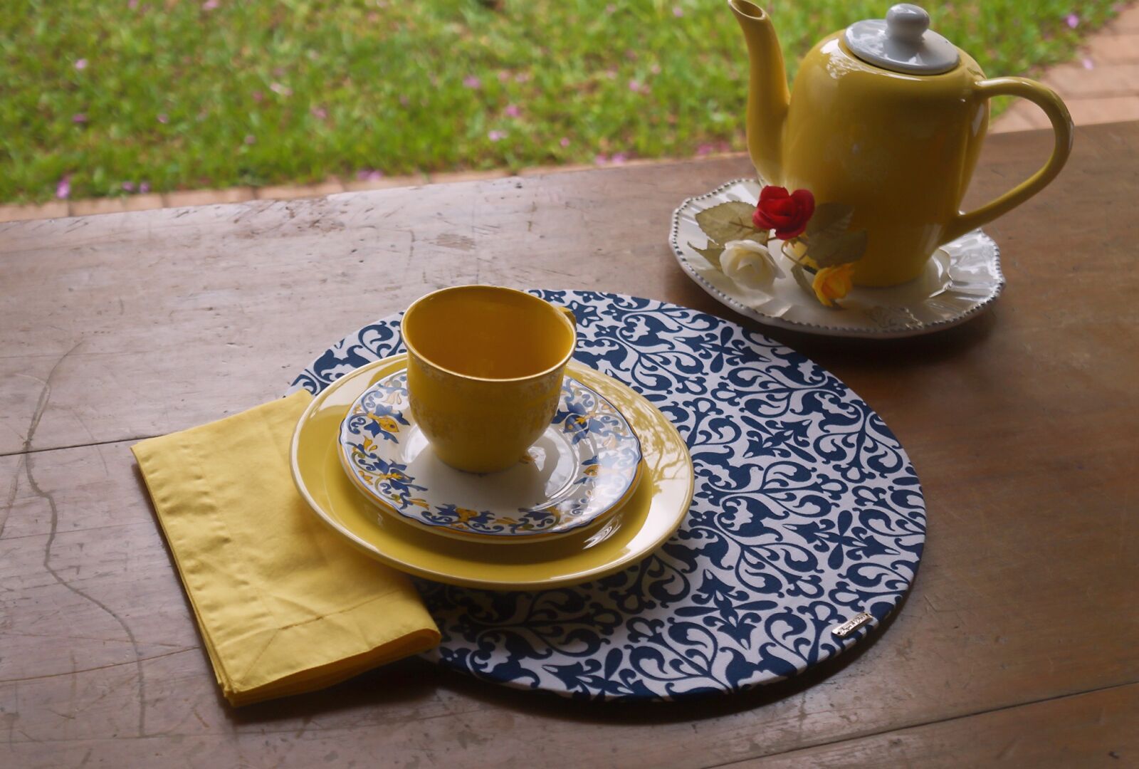 Sony Alpha NEX-F3 + Sony E 18-55mm F3.5-5.6 OSS sample photo. Decorated table, luxury, sophistication photography